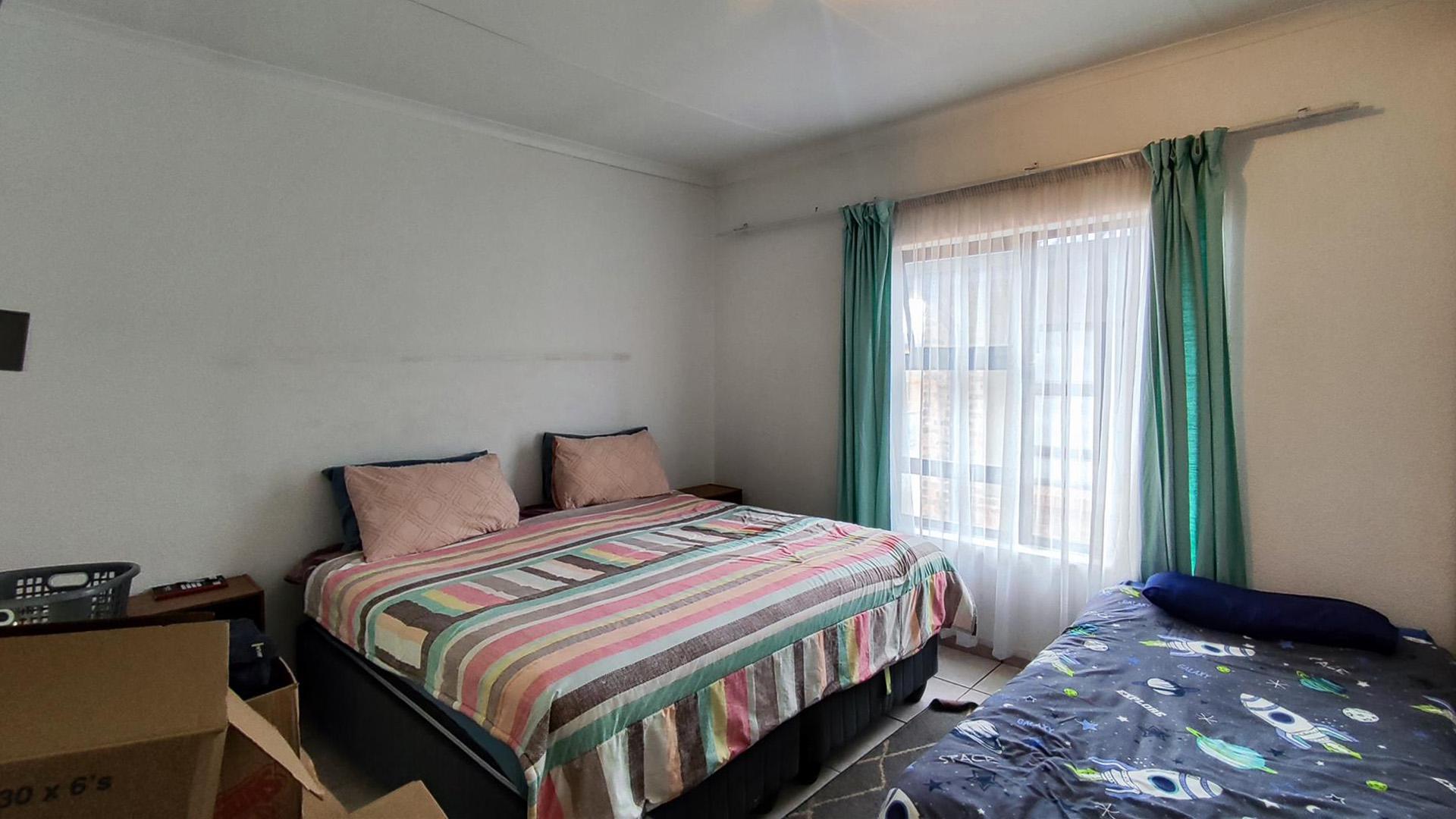 Main Bedroom - 16 square meters of property in Ravenswood