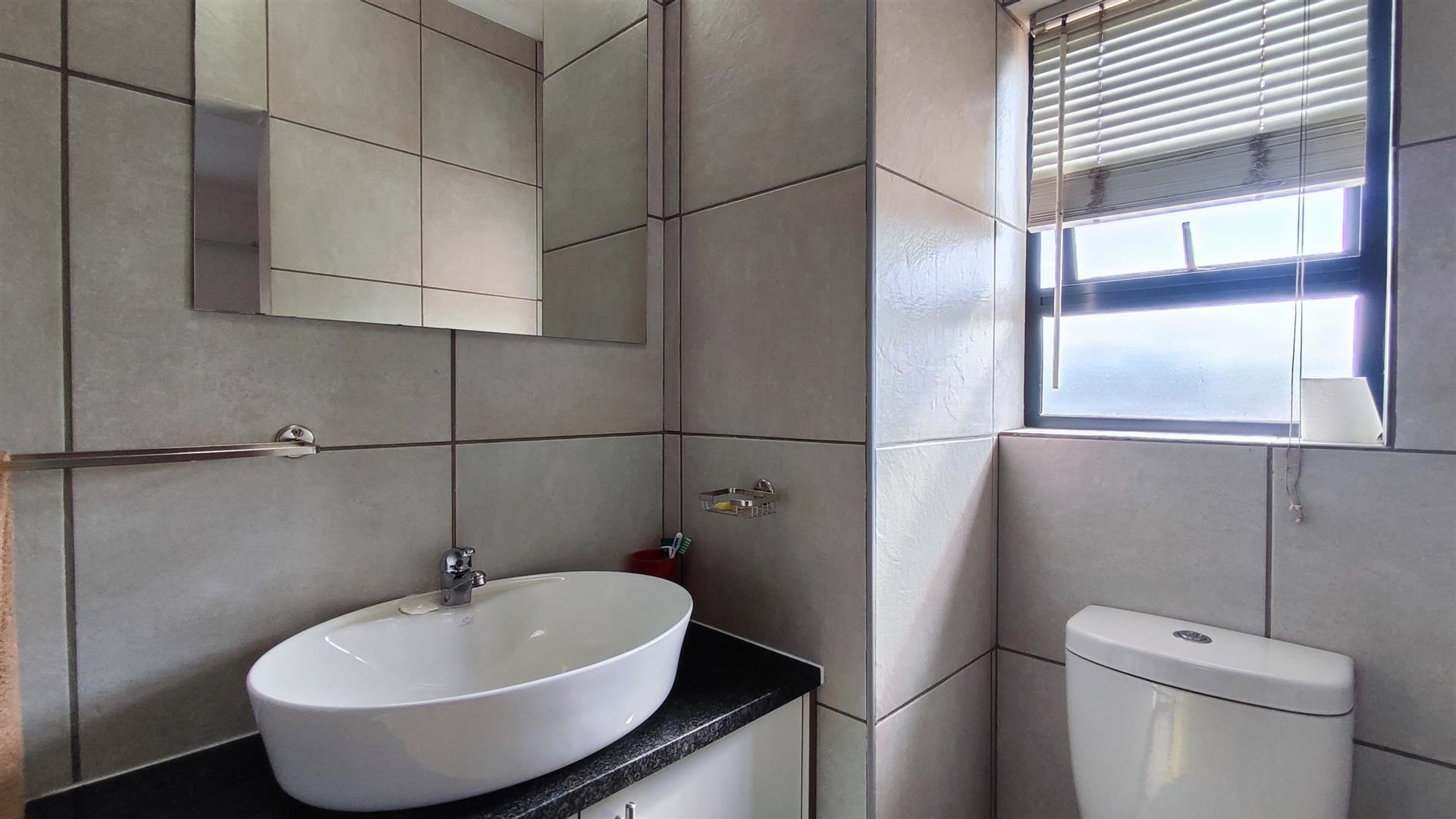 Main Bathroom - 4 square meters of property in Ravenswood