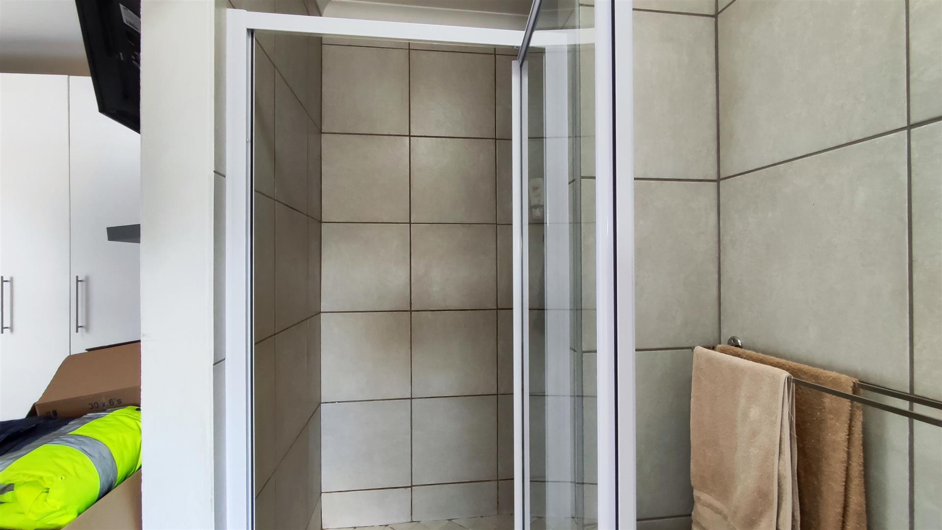 Main Bathroom - 4 square meters of property in Ravenswood