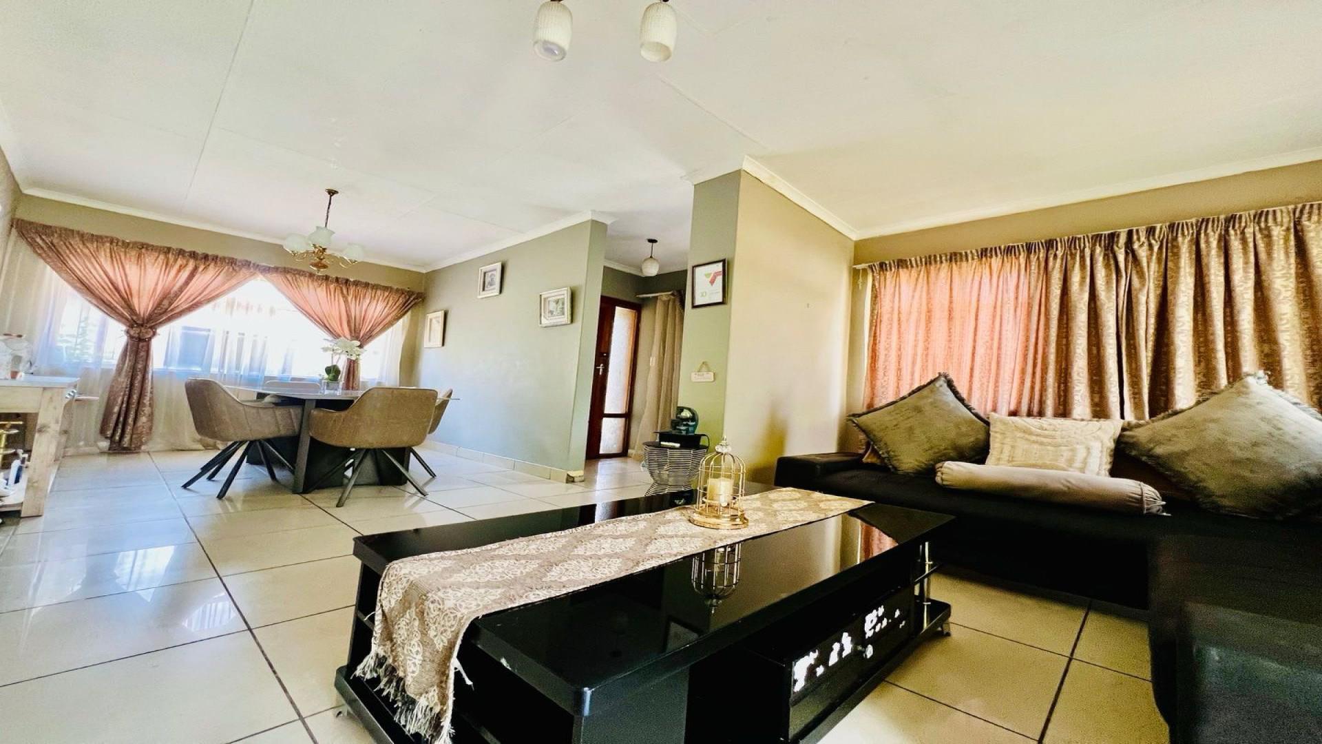 Dining Room of property in Newcastle