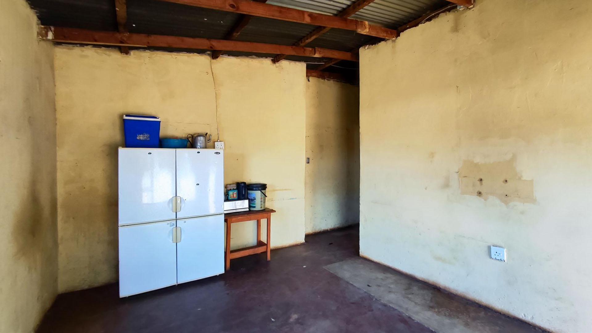 Lounges - 18 square meters of property in Vosloorus