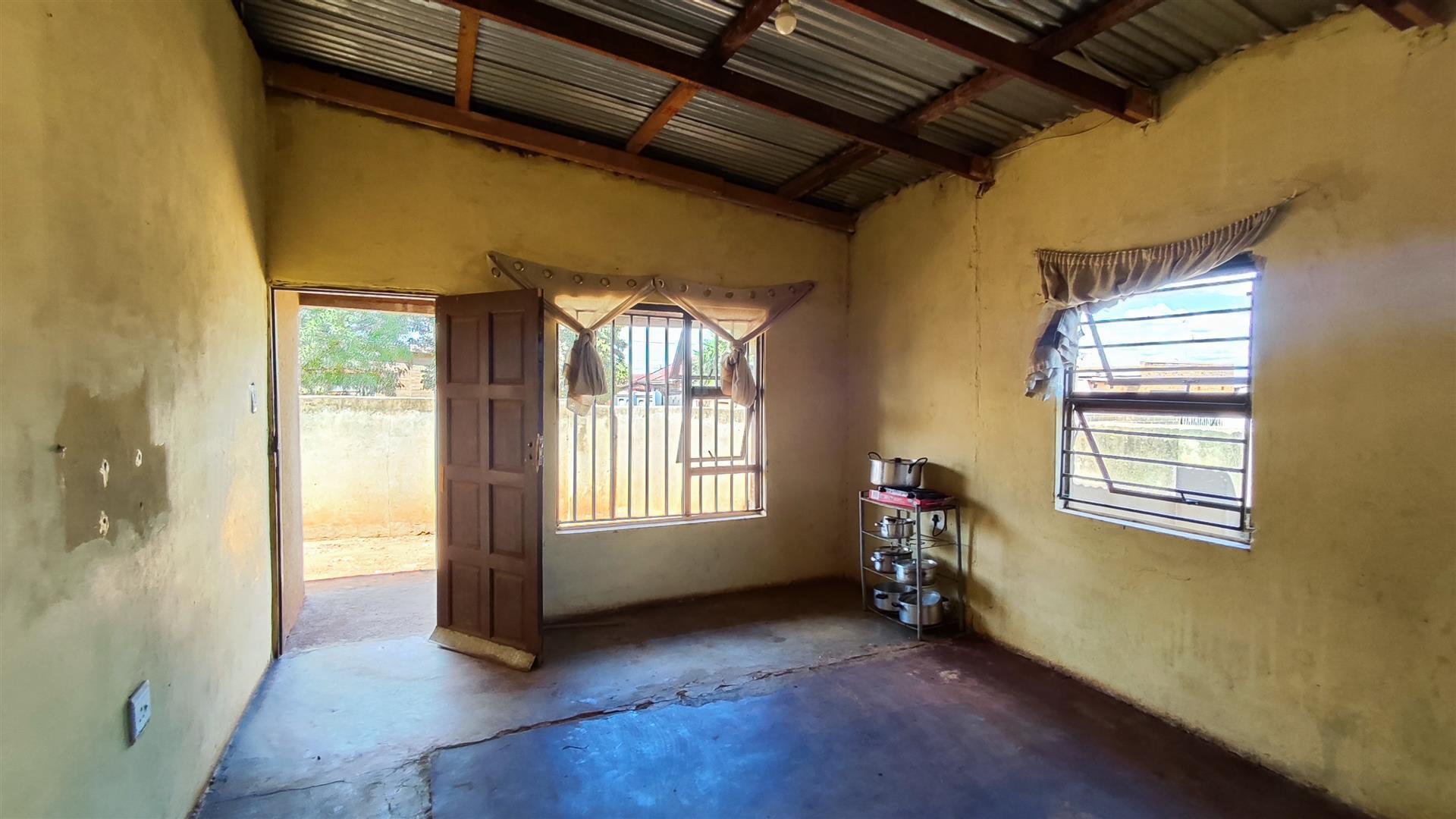 Lounges - 18 square meters of property in Vosloorus