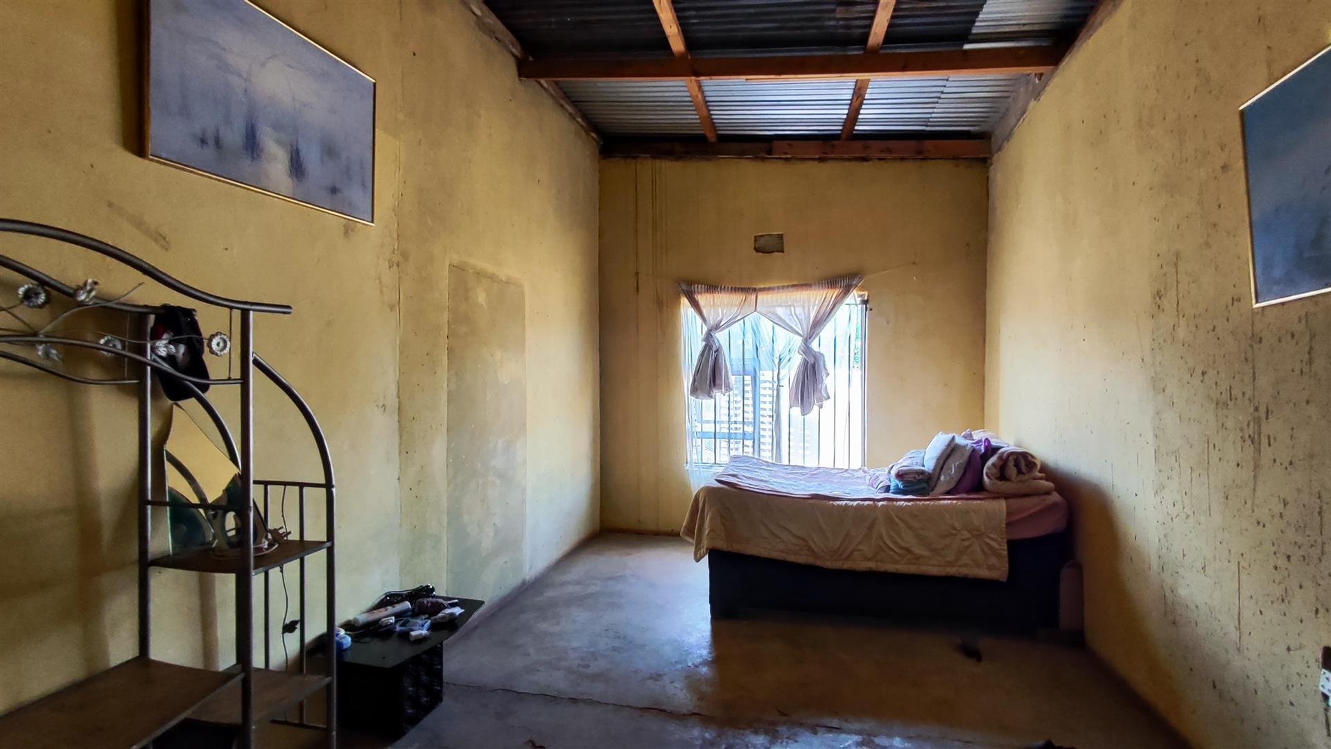 Bed Room 1 - 19 square meters of property in Vosloorus