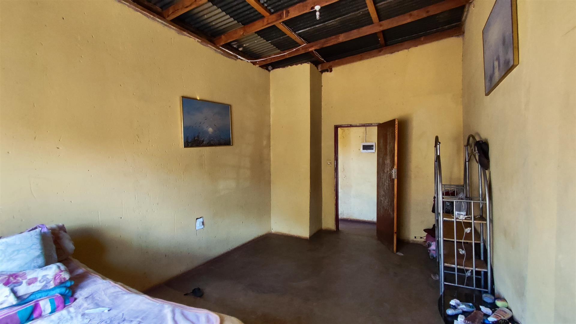 Bed Room 1 - 19 square meters of property in Vosloorus