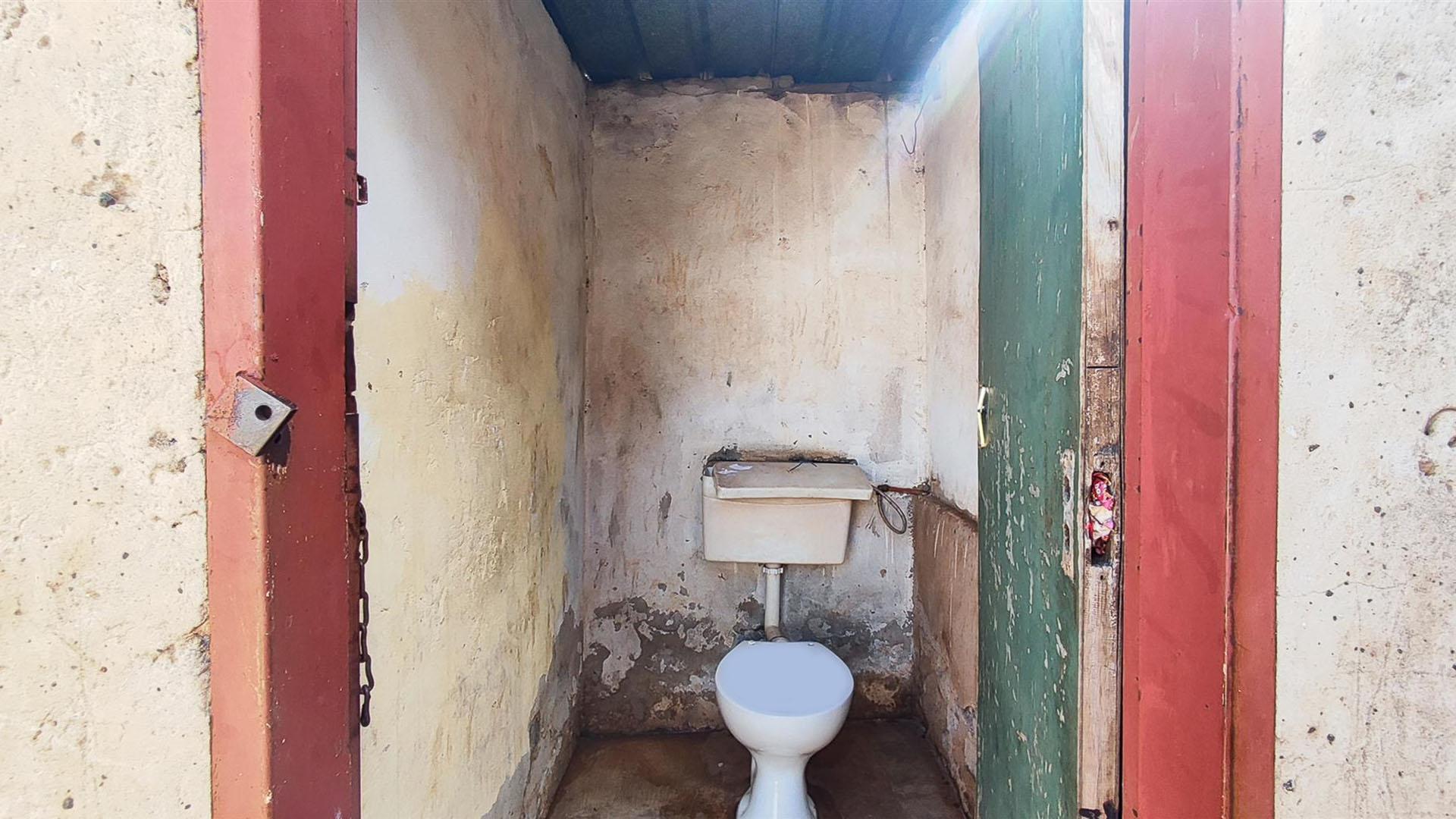 Bathroom 1 - 2 square meters of property in Vosloorus