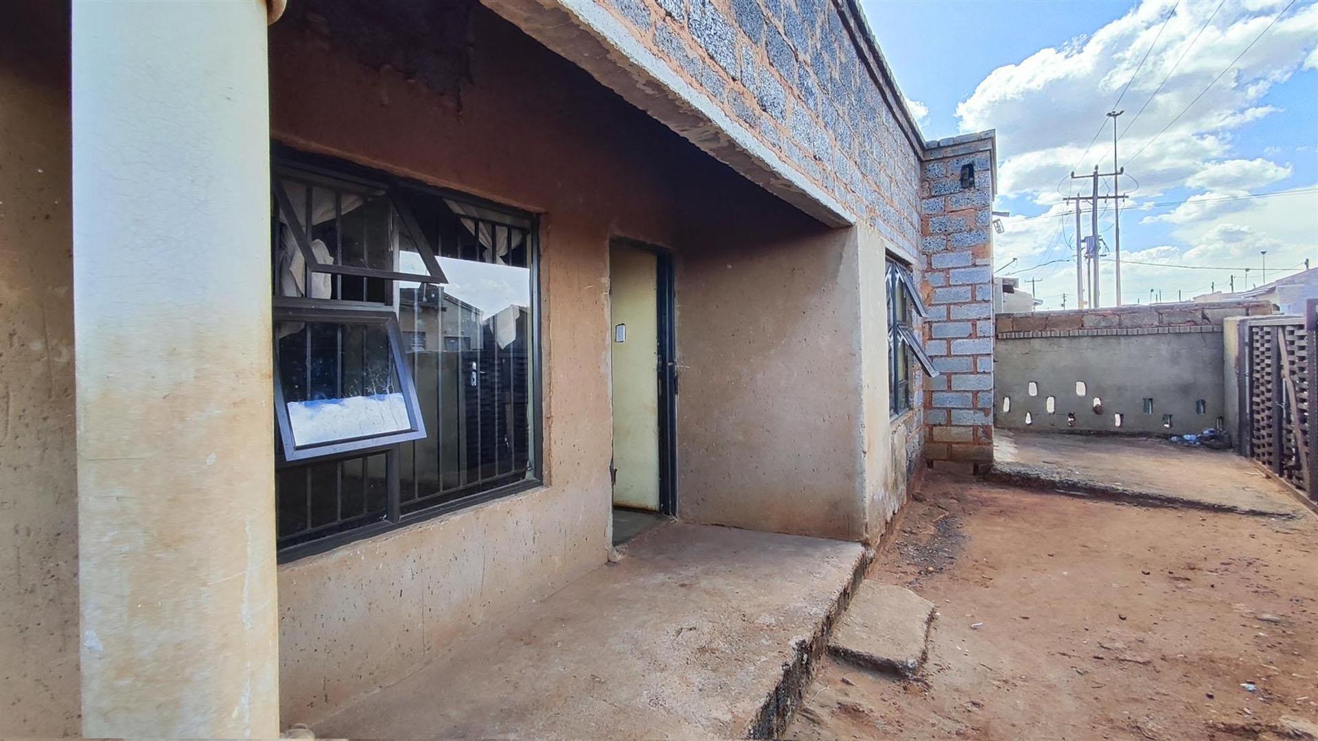 Front View of property in Vosloorus