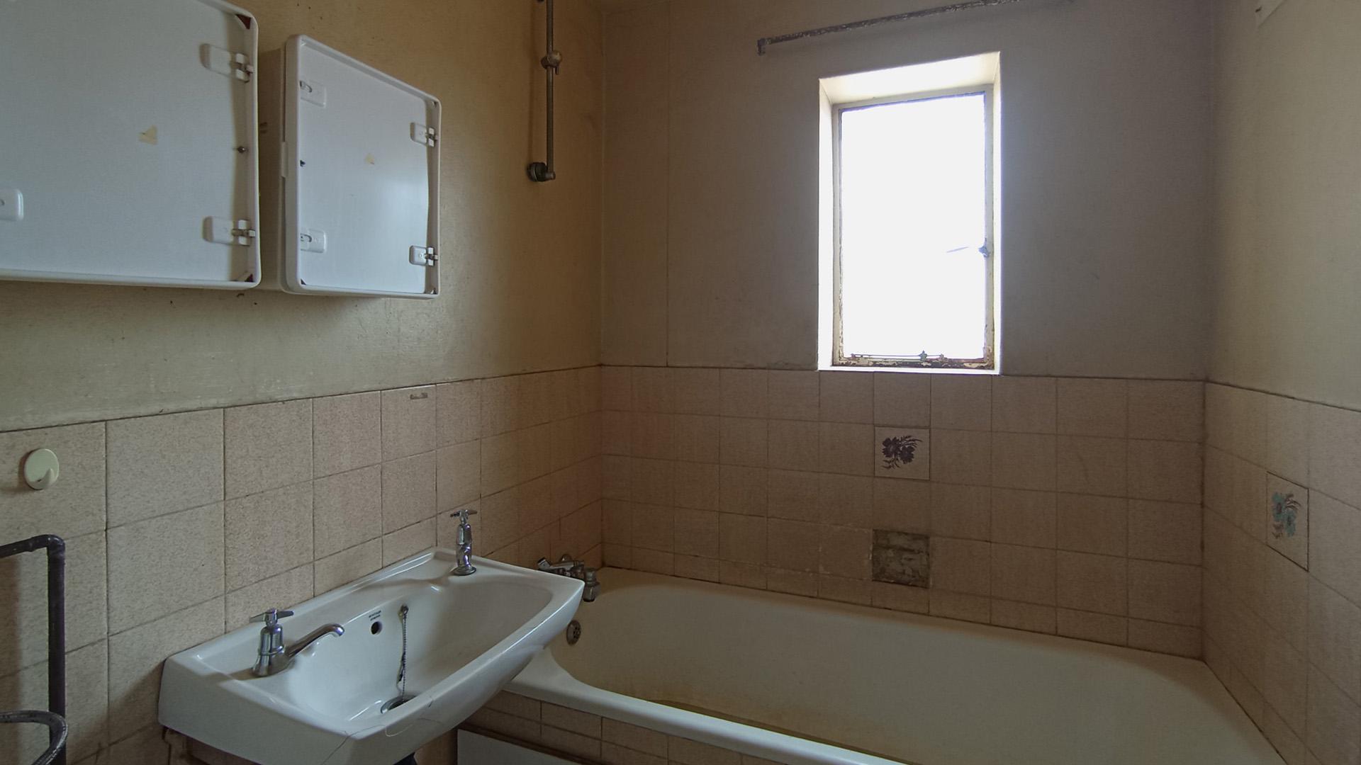 Bathroom 1 - 4 square meters of property in Sunnyside