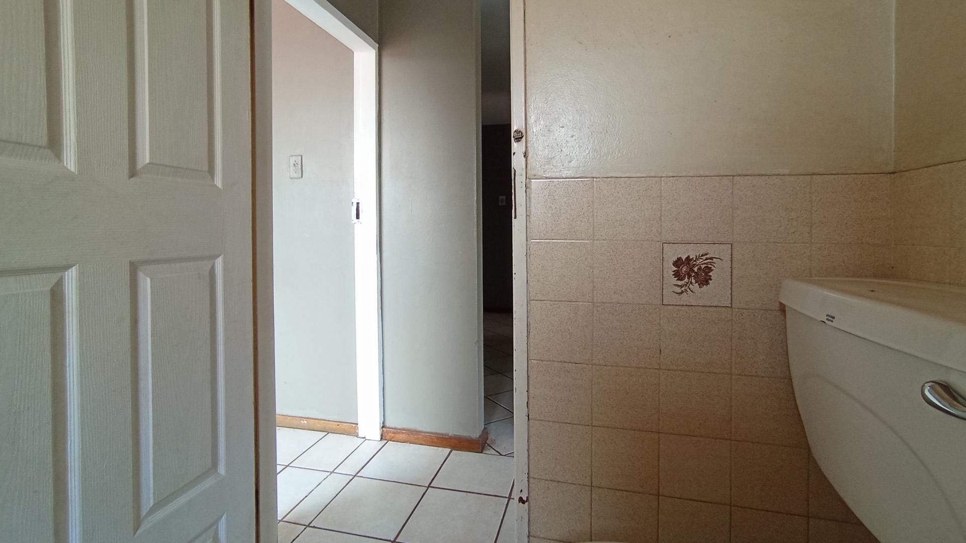 Bathroom 1 - 4 square meters of property in Sunnyside