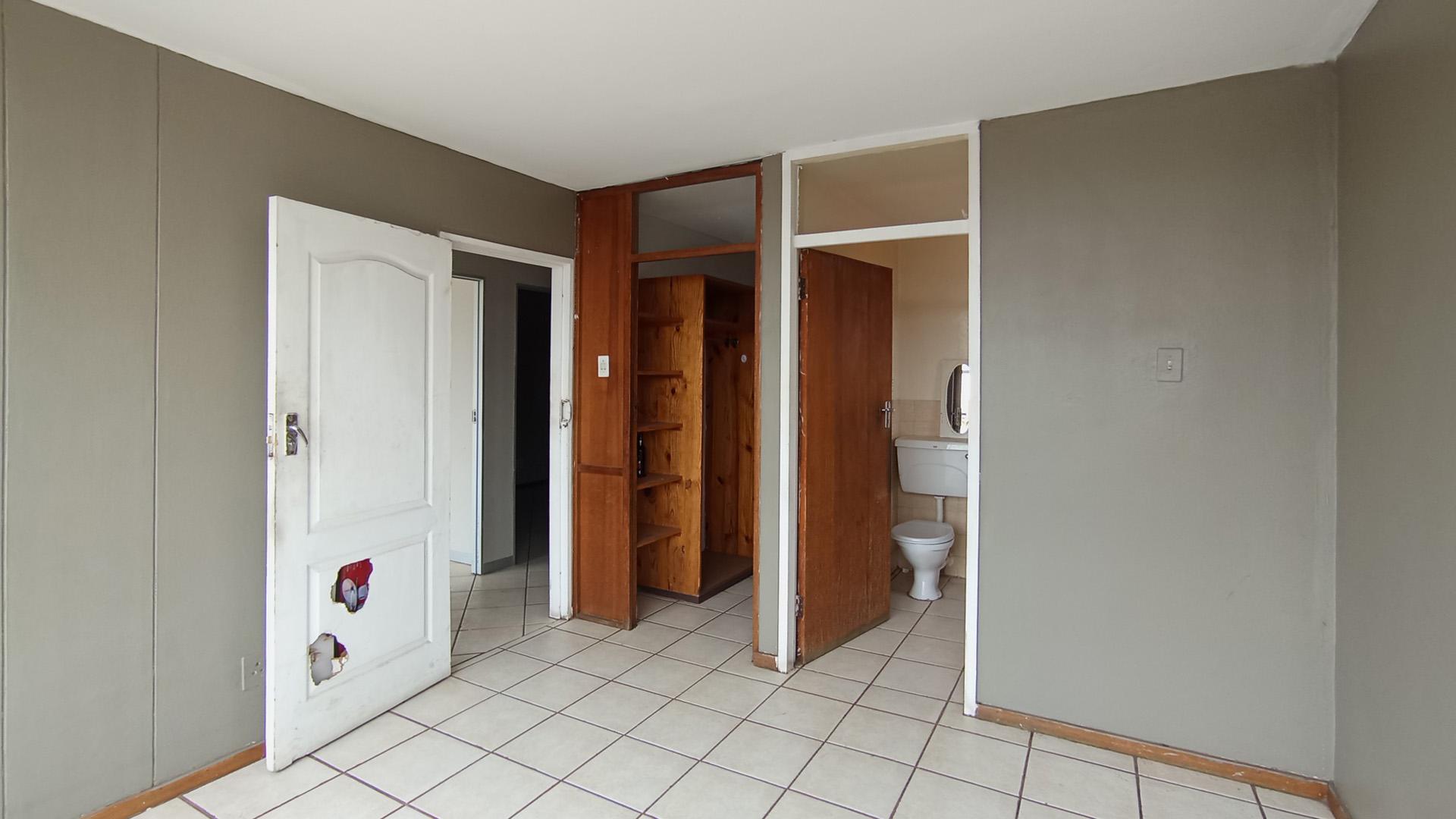 Main Bedroom - 18 square meters of property in Sunnyside