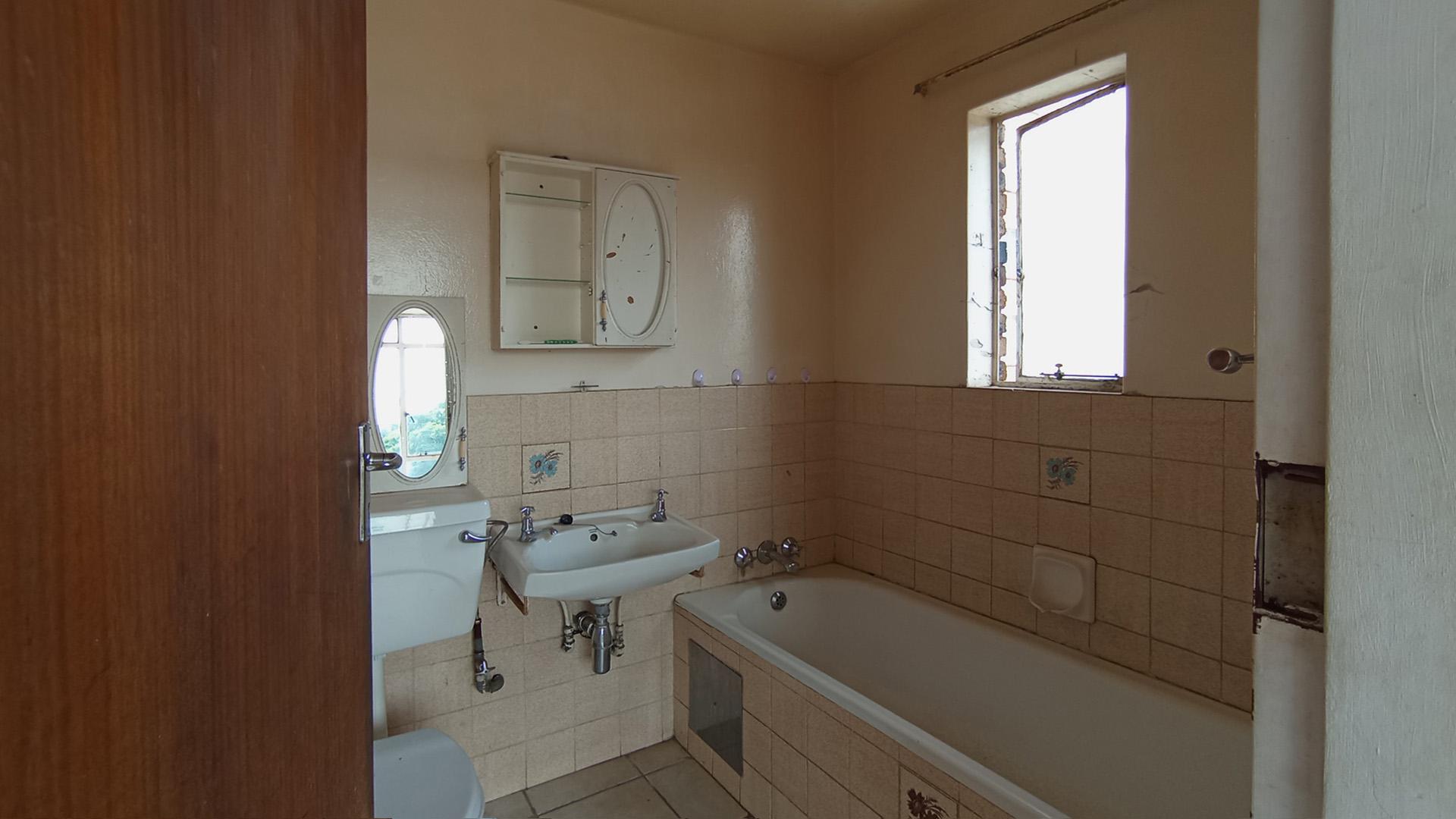 Main Bathroom - 4 square meters of property in Sunnyside