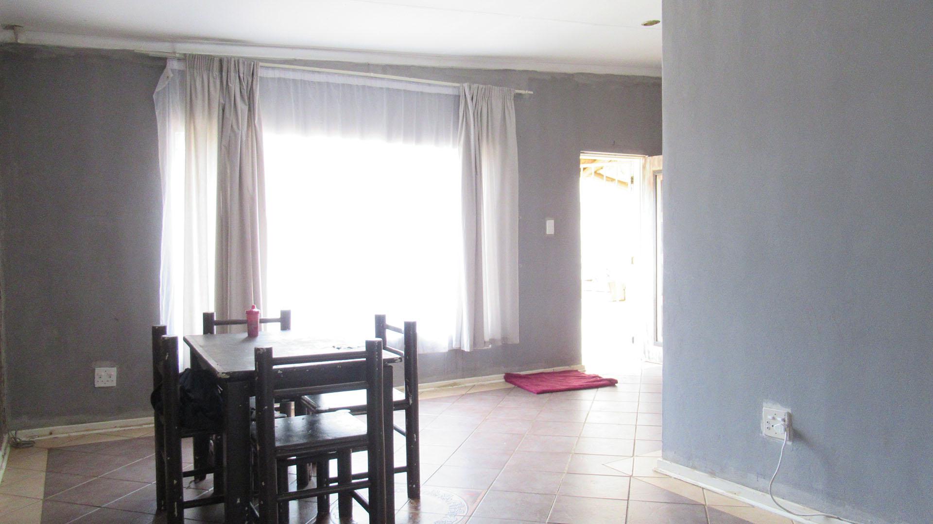Dining Room - 37 square meters of property in Greenhills