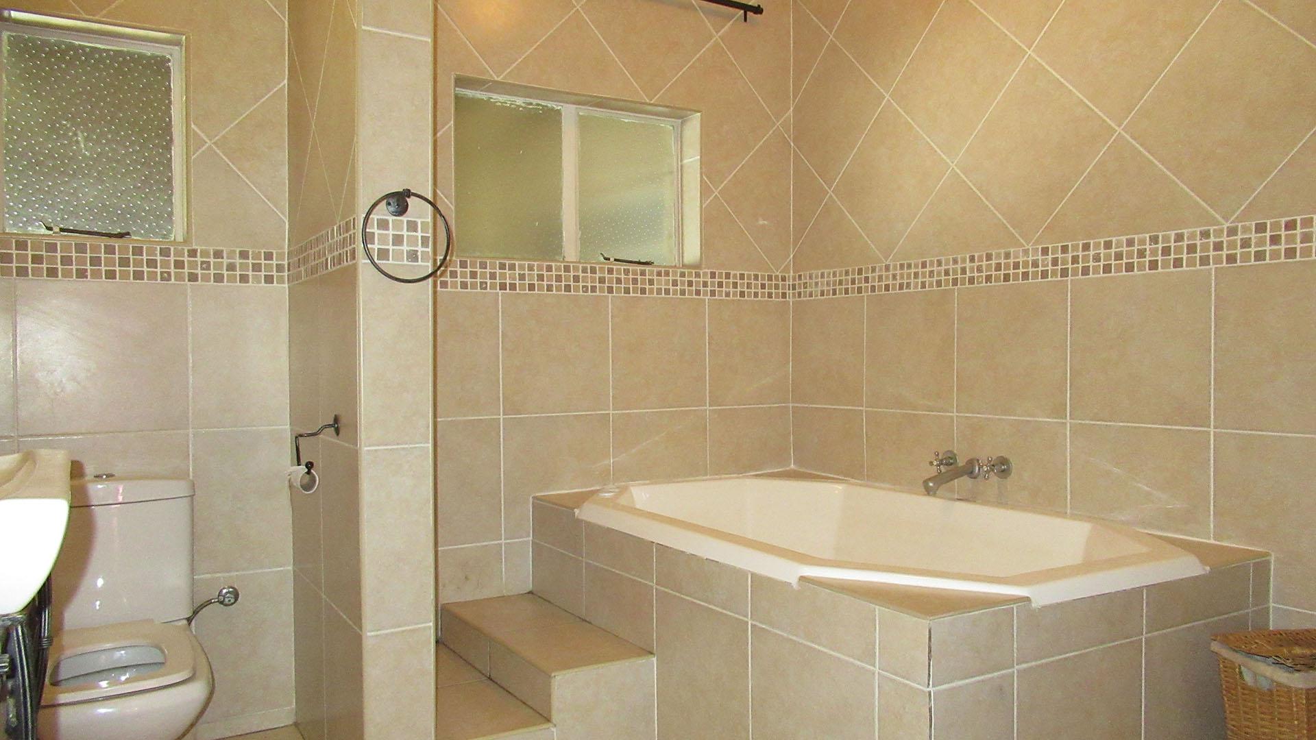 Bathroom 1 - 8 square meters of property in Greenhills