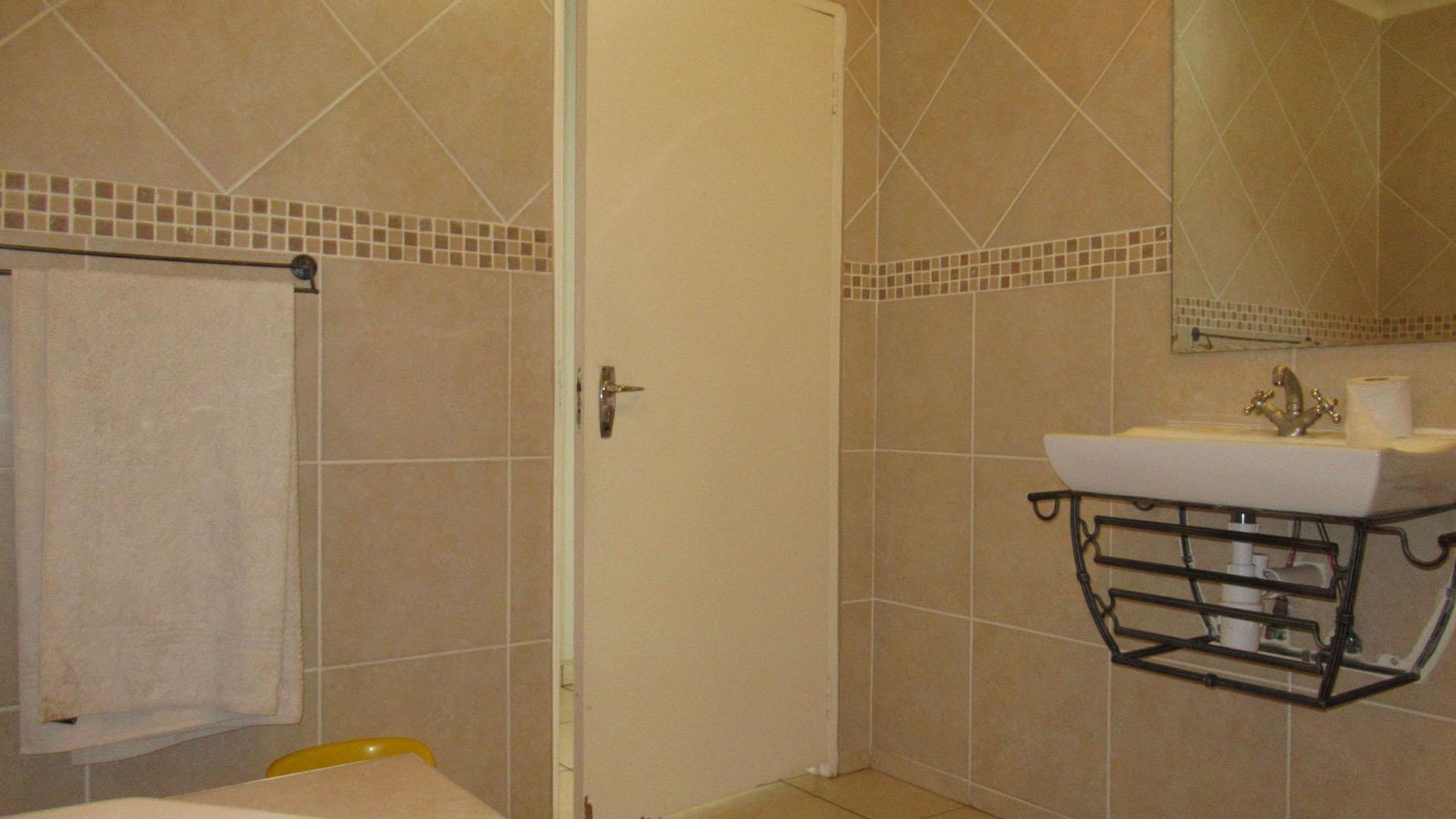 Bathroom 1 - 8 square meters of property in Greenhills