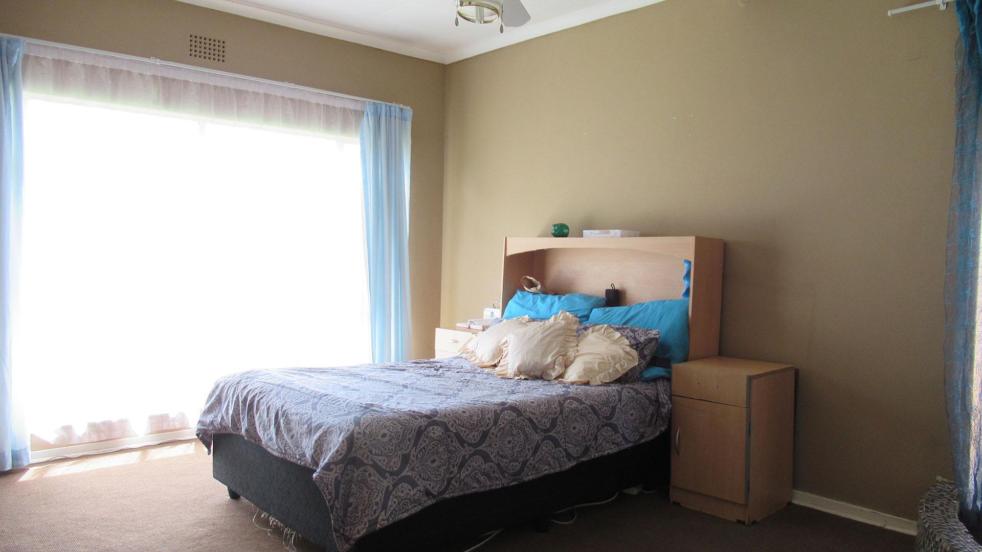 Main Bedroom - 30 square meters of property in Greenhills