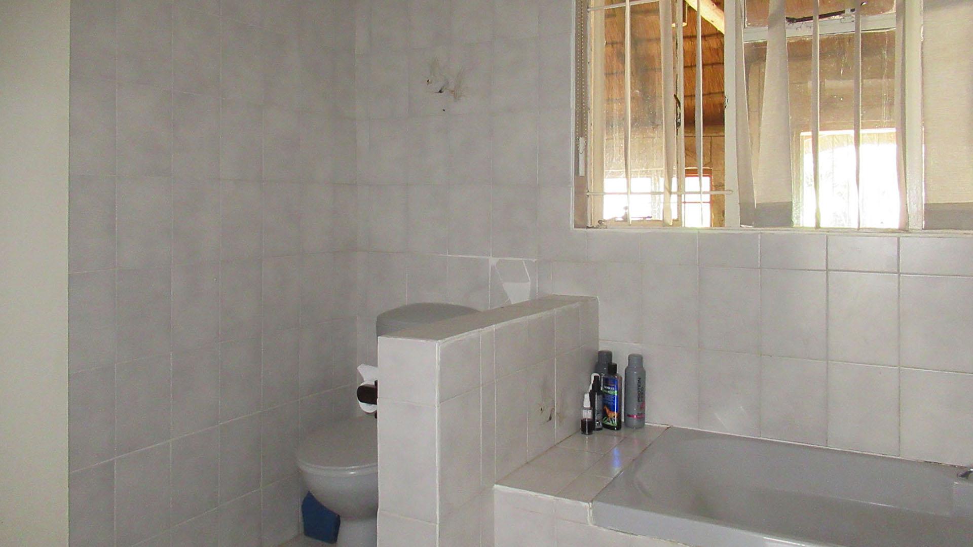 Main Bathroom - 8 square meters of property in Greenhills