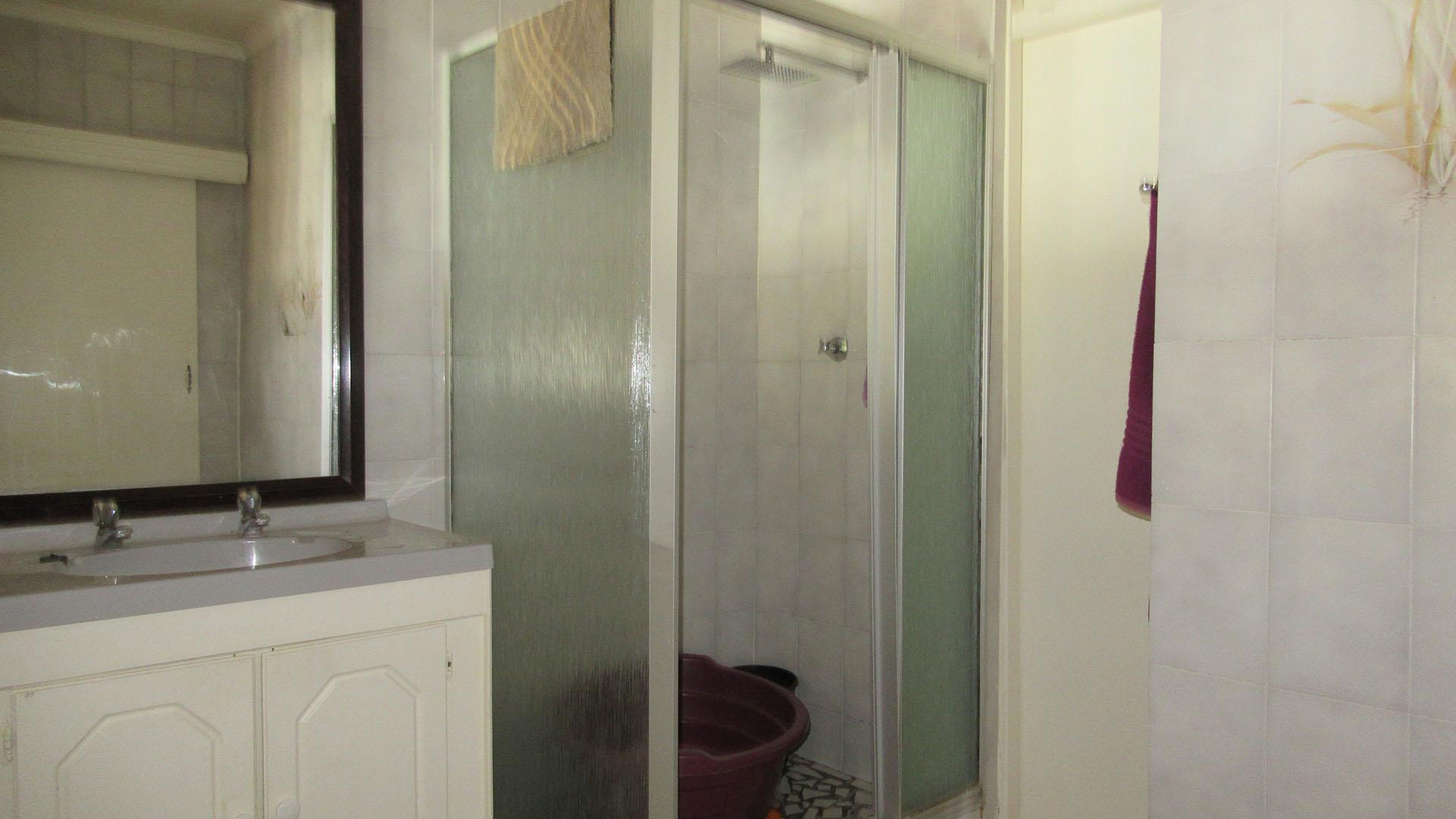 Main Bathroom - 8 square meters of property in Greenhills
