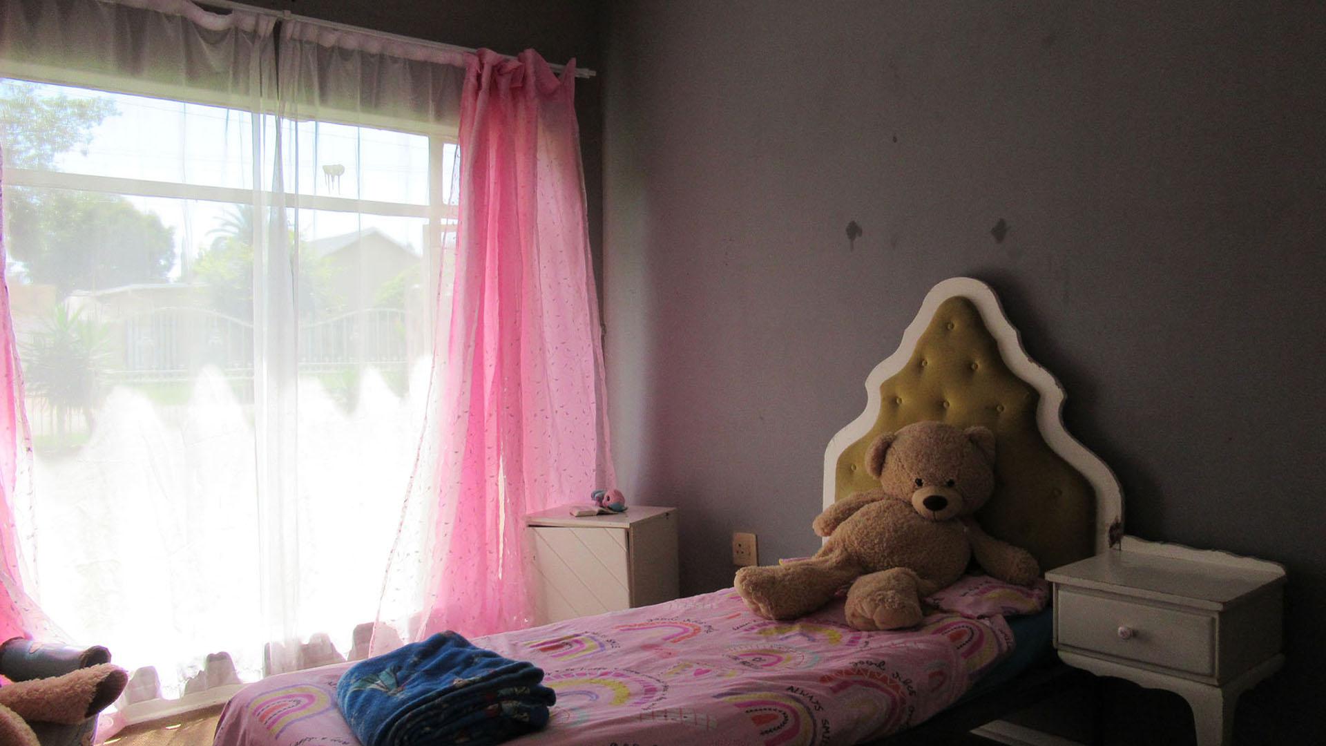 Bed Room 1 - 10 square meters of property in Greenhills