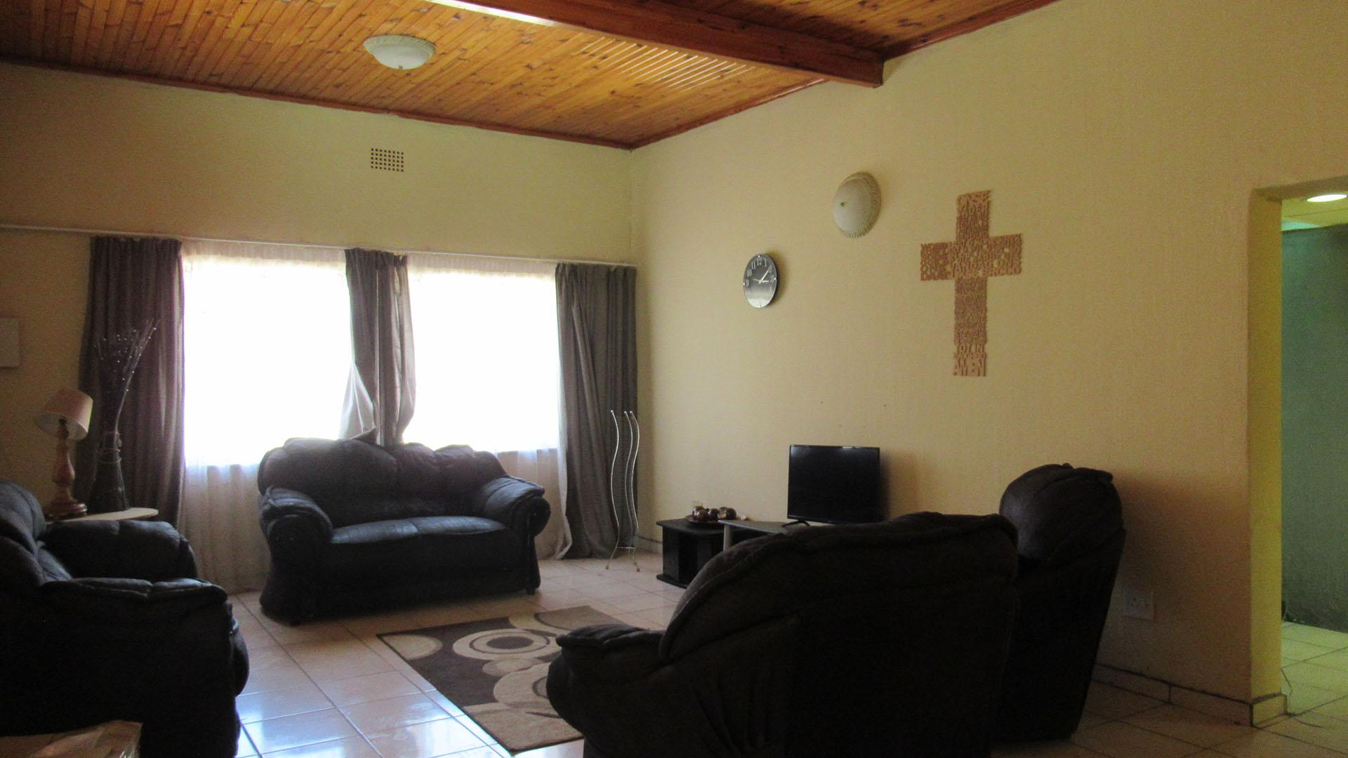 Lounges - 27 square meters of property in Greenhills