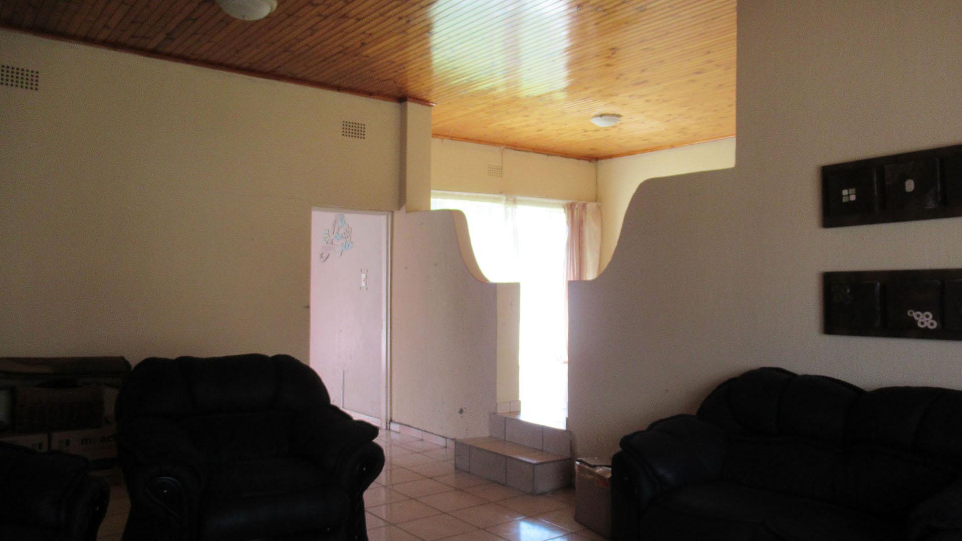 Lounges - 27 square meters of property in Greenhills