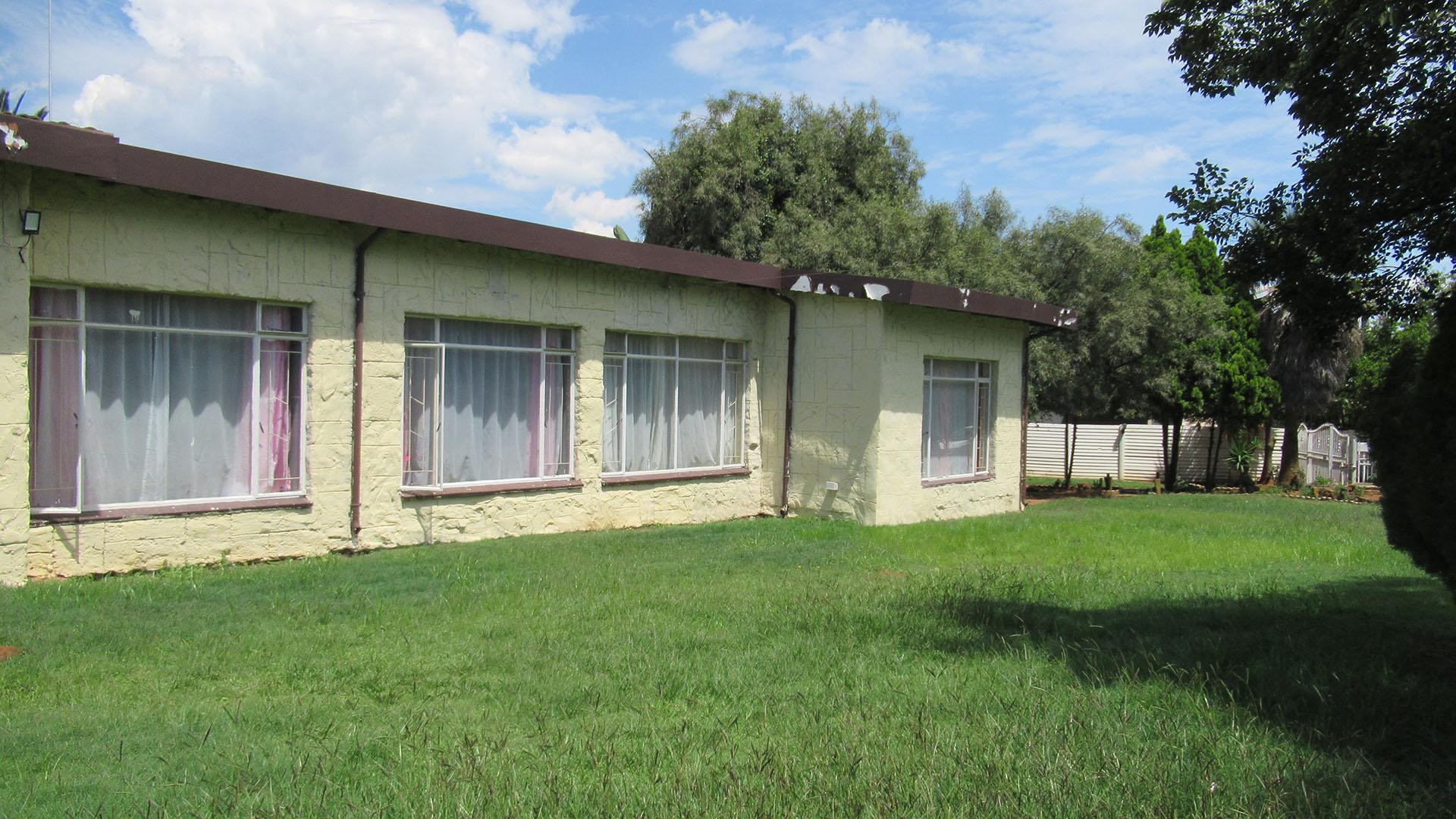 Front View of property in Greenhills