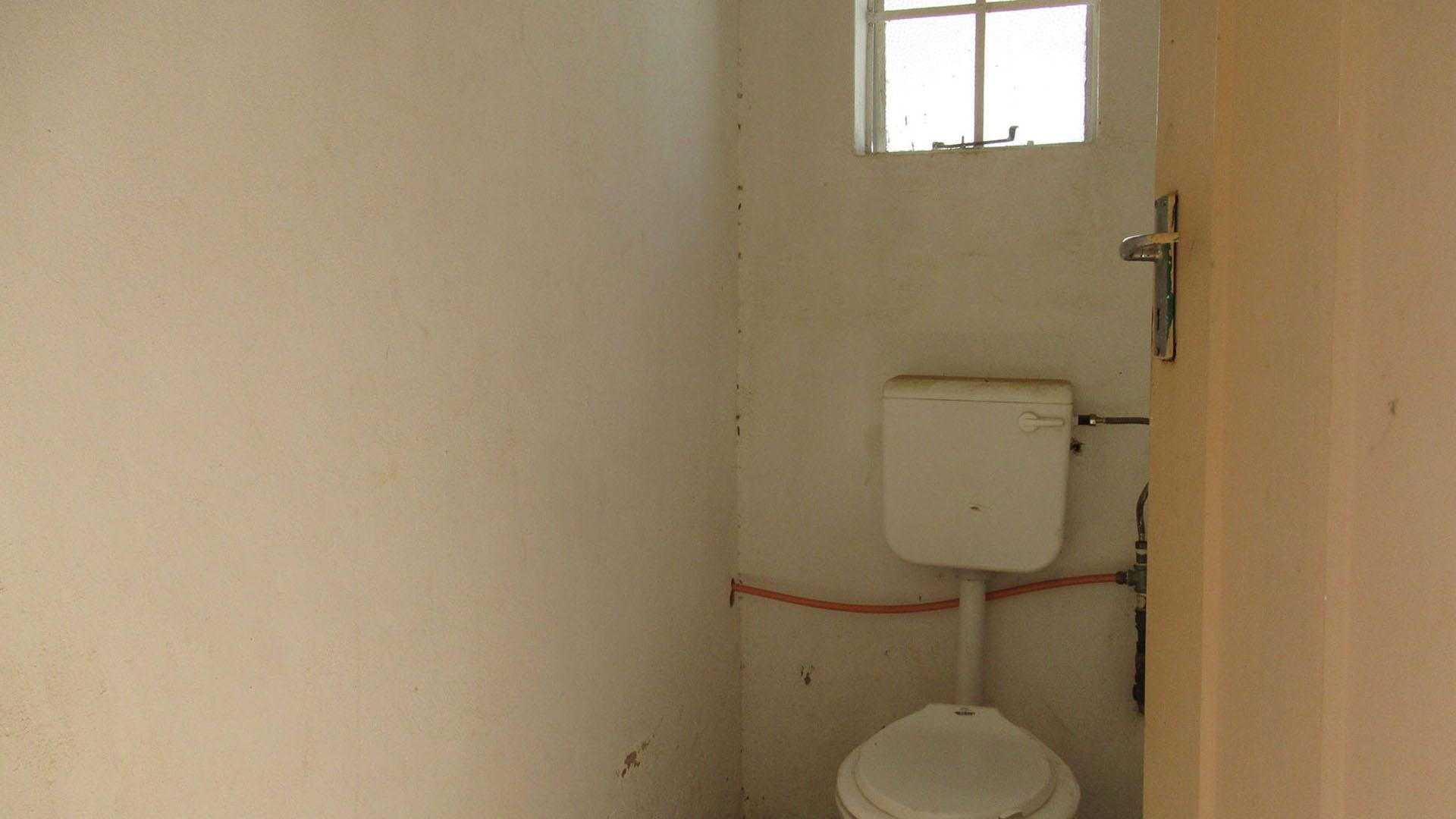 Bathroom 2 - 2 square meters of property in Greenhills