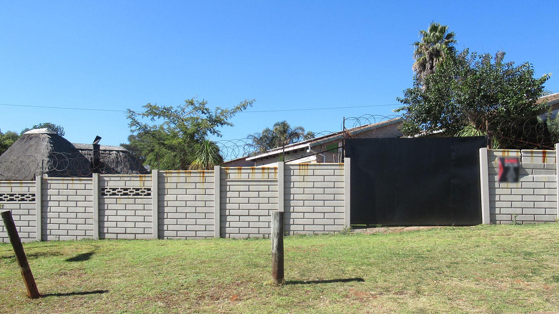 Front View of property in Roodekrans