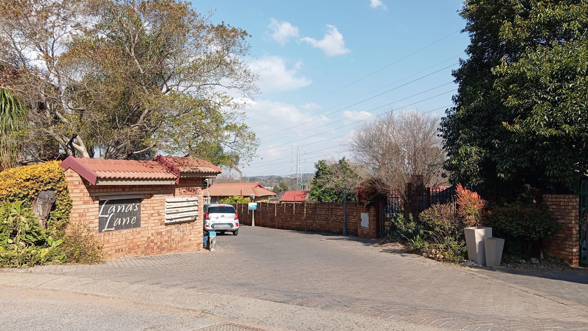 Front View of property in Clubview
