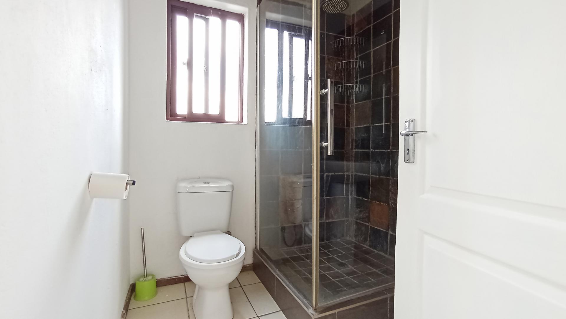 Bathroom 1 - 4 square meters of property in Honeydew
