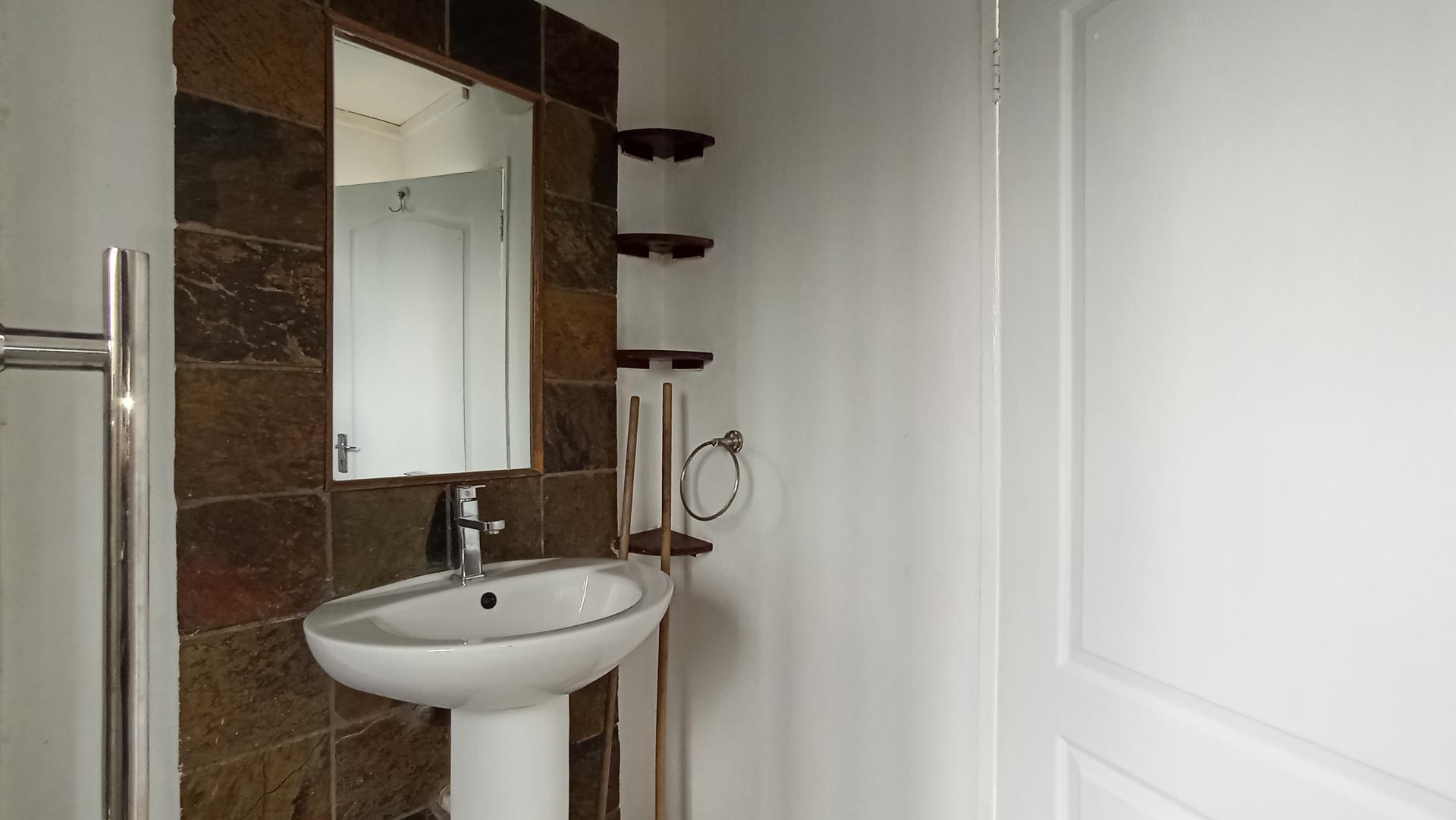 Bathroom 1 - 4 square meters of property in Honeydew