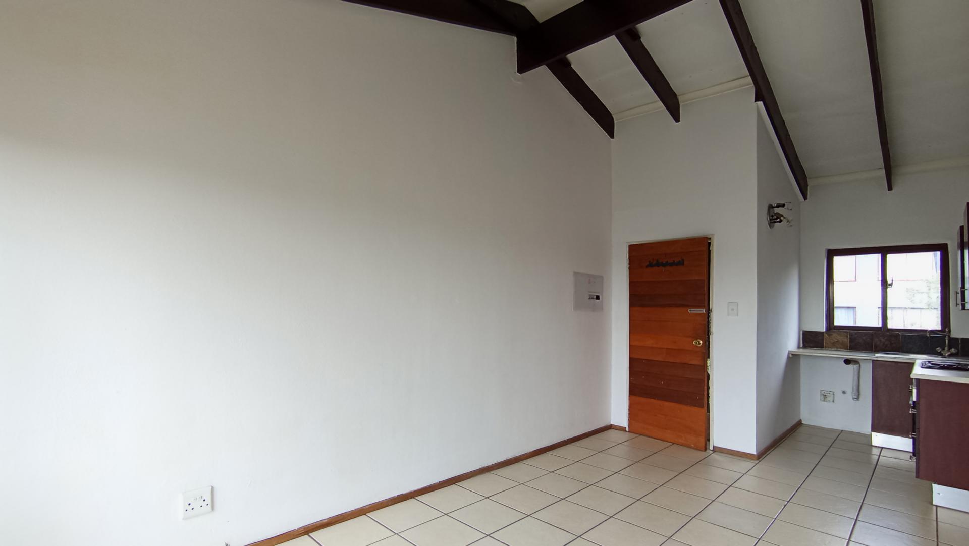 Lounges - 14 square meters of property in Honeydew