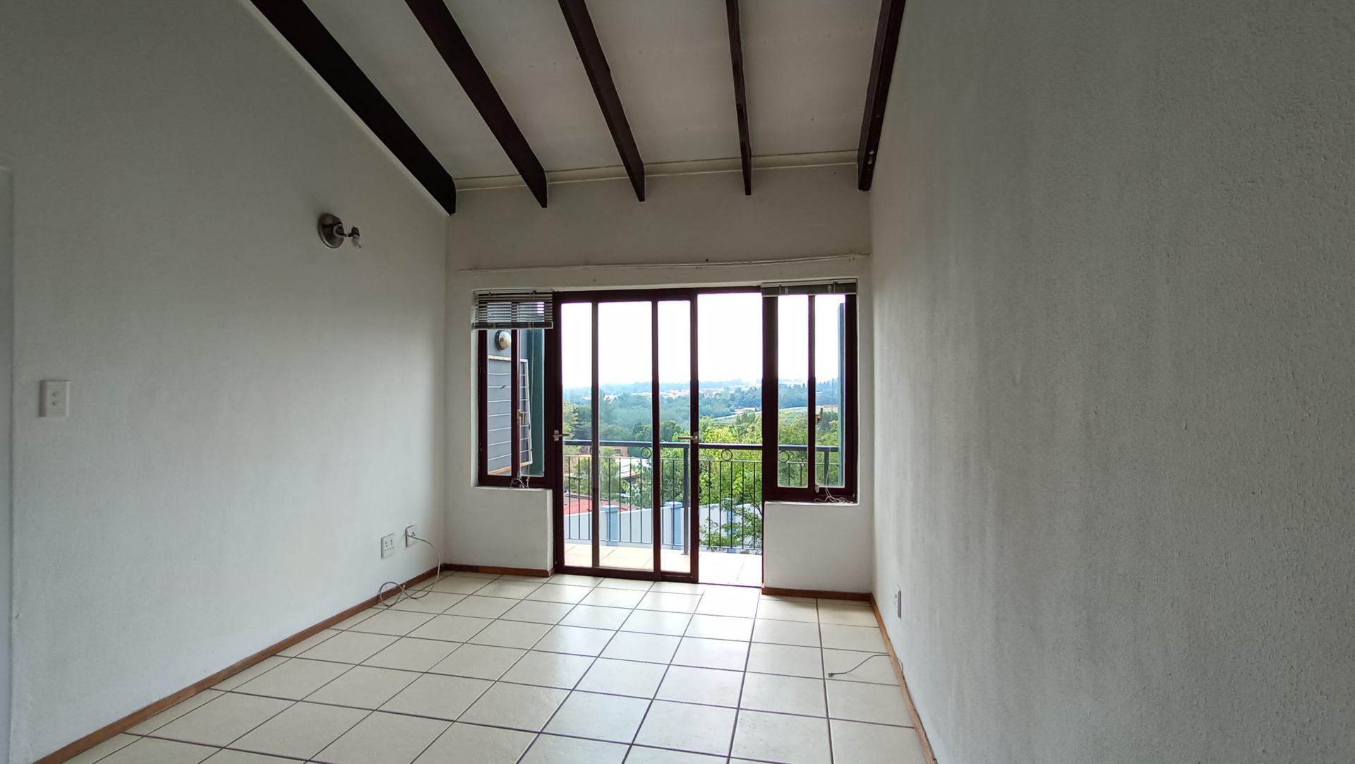 Lounges - 14 square meters of property in Honeydew