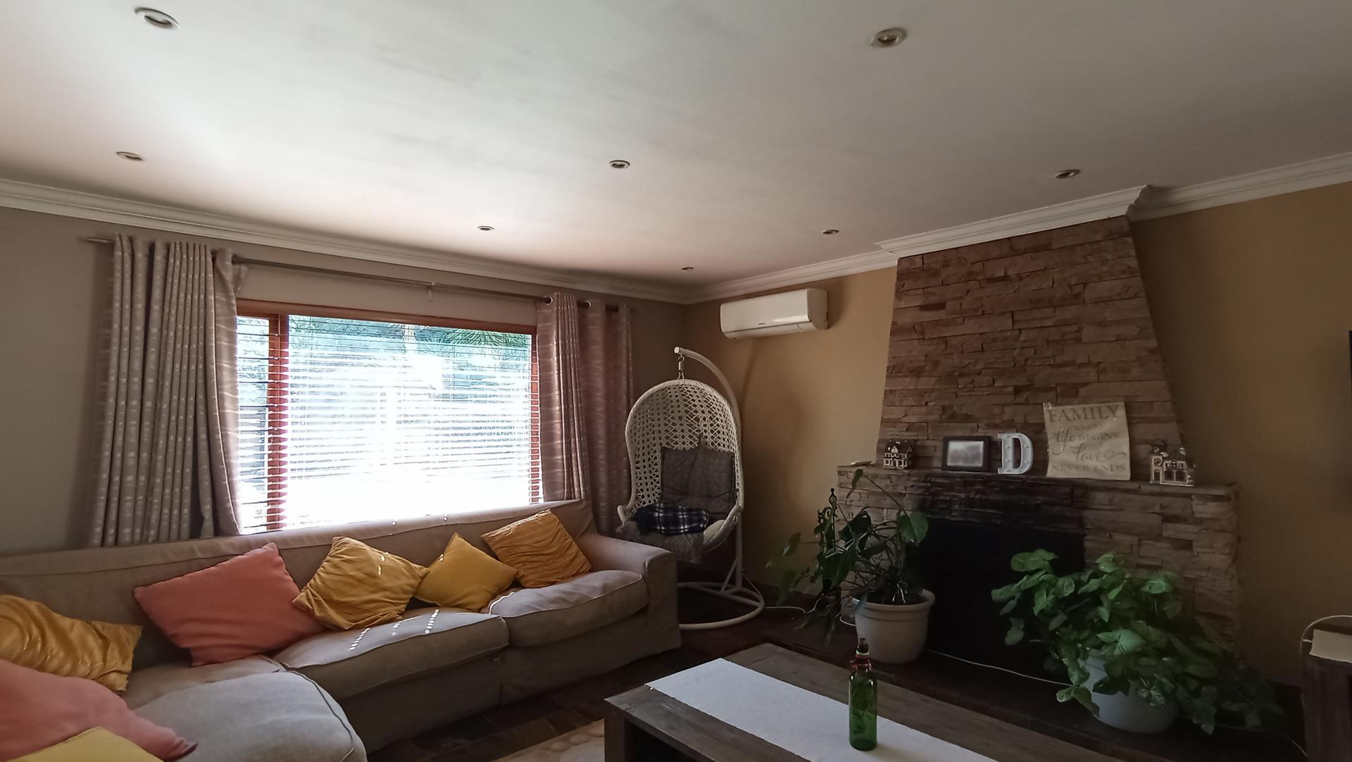 Lounges - 27 square meters of property in Mondeor