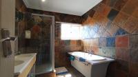 Bathroom 2 - 11 square meters of property in Mondeor