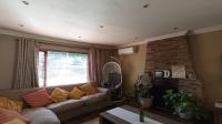 Lounges - 27 square meters of property in Mondeor