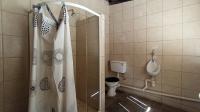 Bathroom 1 - 18 square meters of property in Mondeor