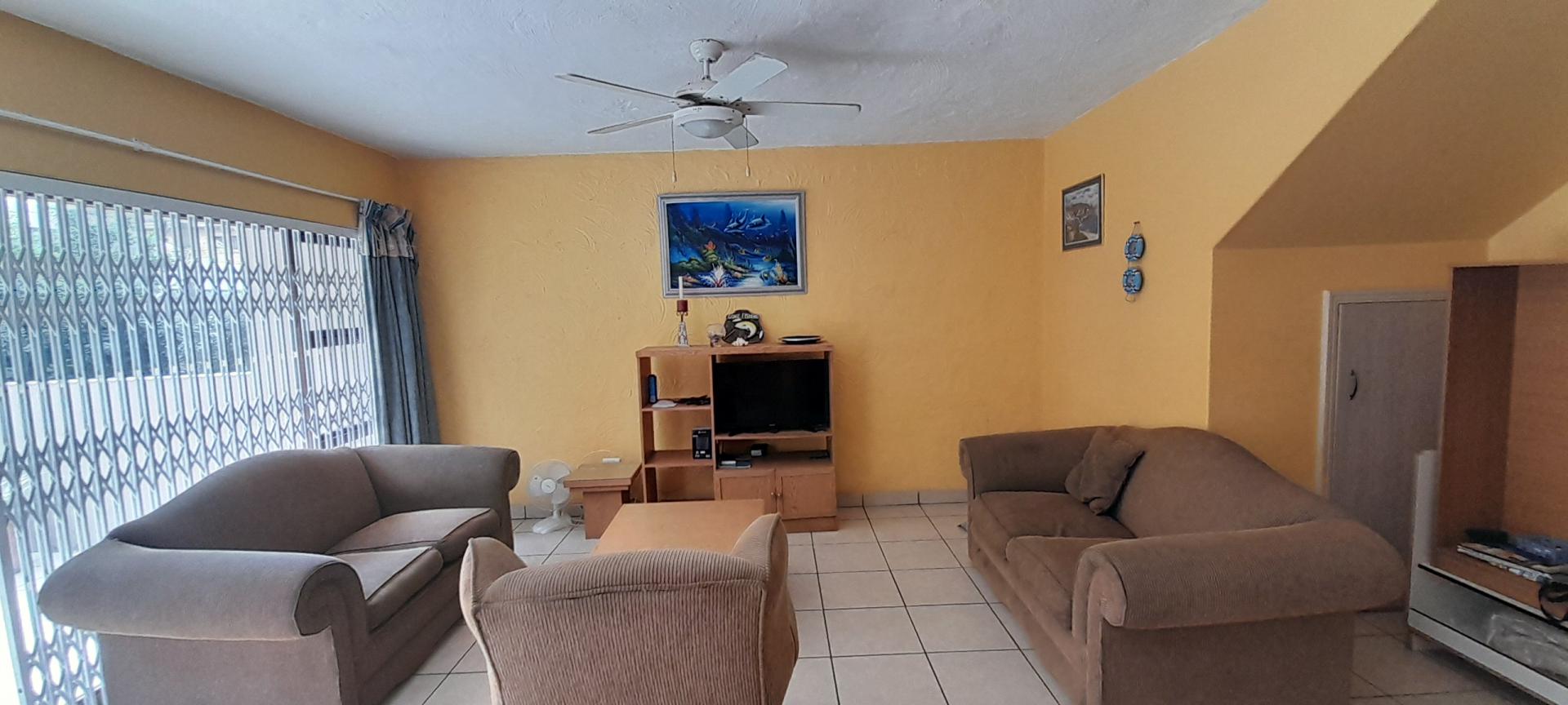 Lounges of property in Lawrence Rocks