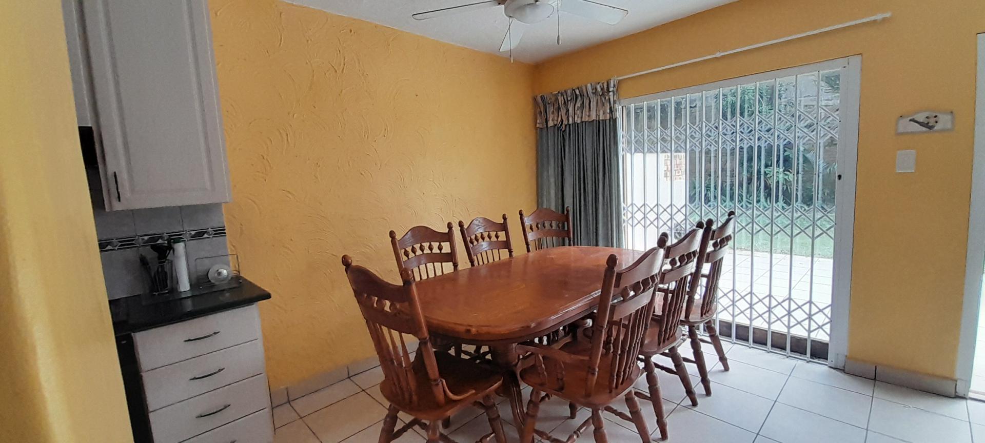 Dining Room of property in Lawrence Rocks