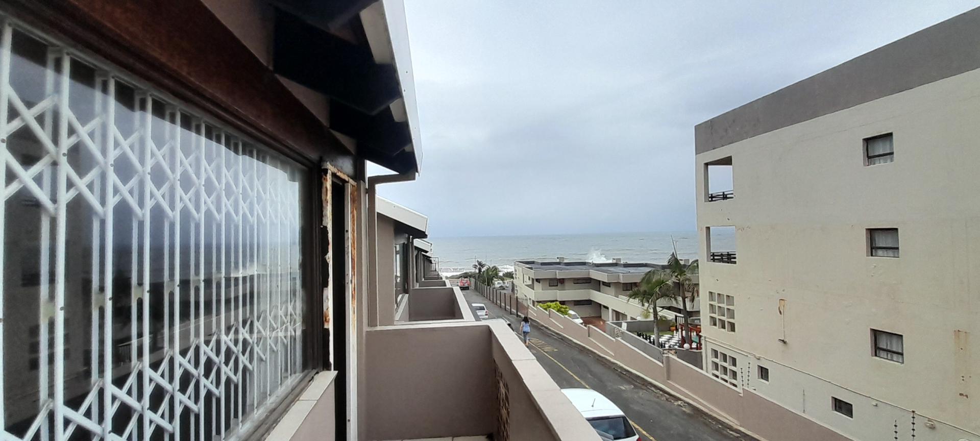 Balcony of property in Lawrence Rocks