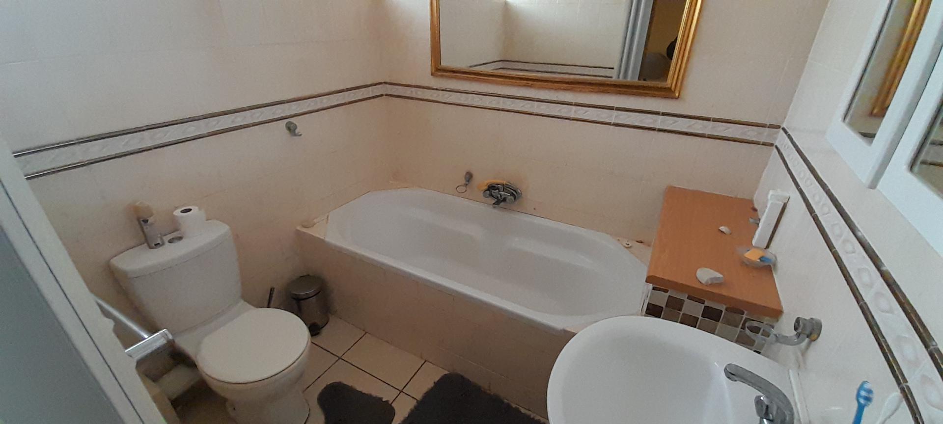 Bathroom 1 of property in Lawrence Rocks