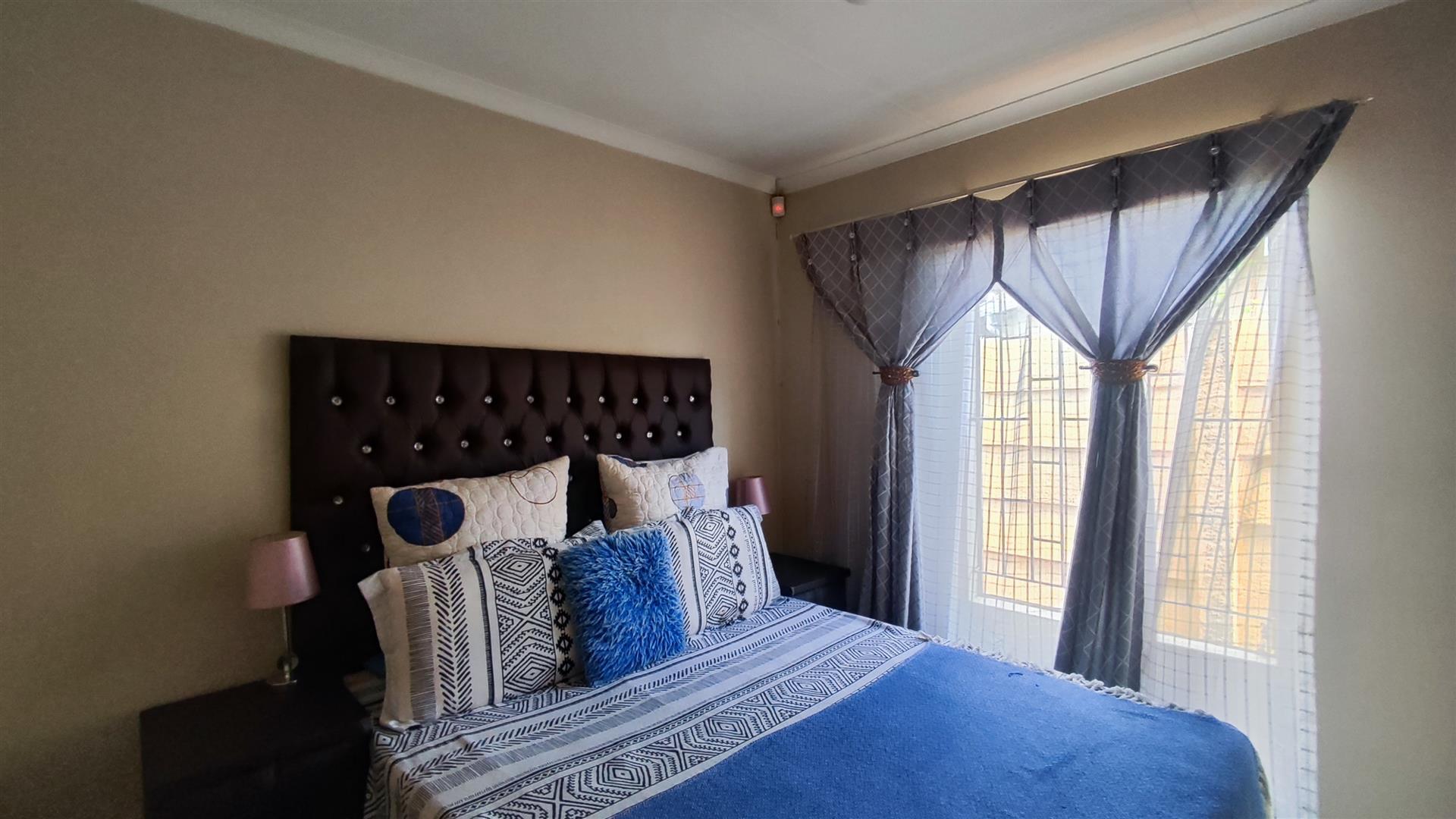 Bed Room 2 - 10 square meters of property in Sky City