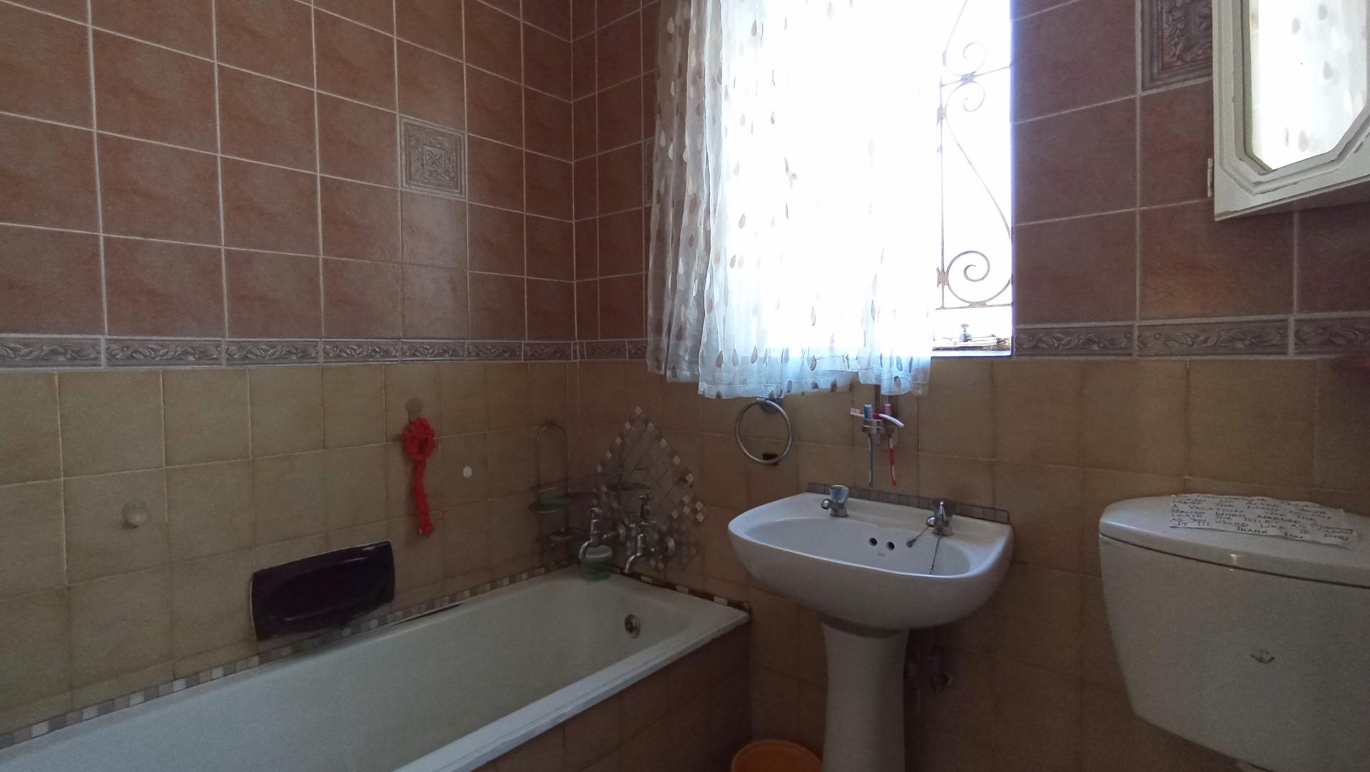 Bathroom 1 - 6 square meters of property in Rosettenville