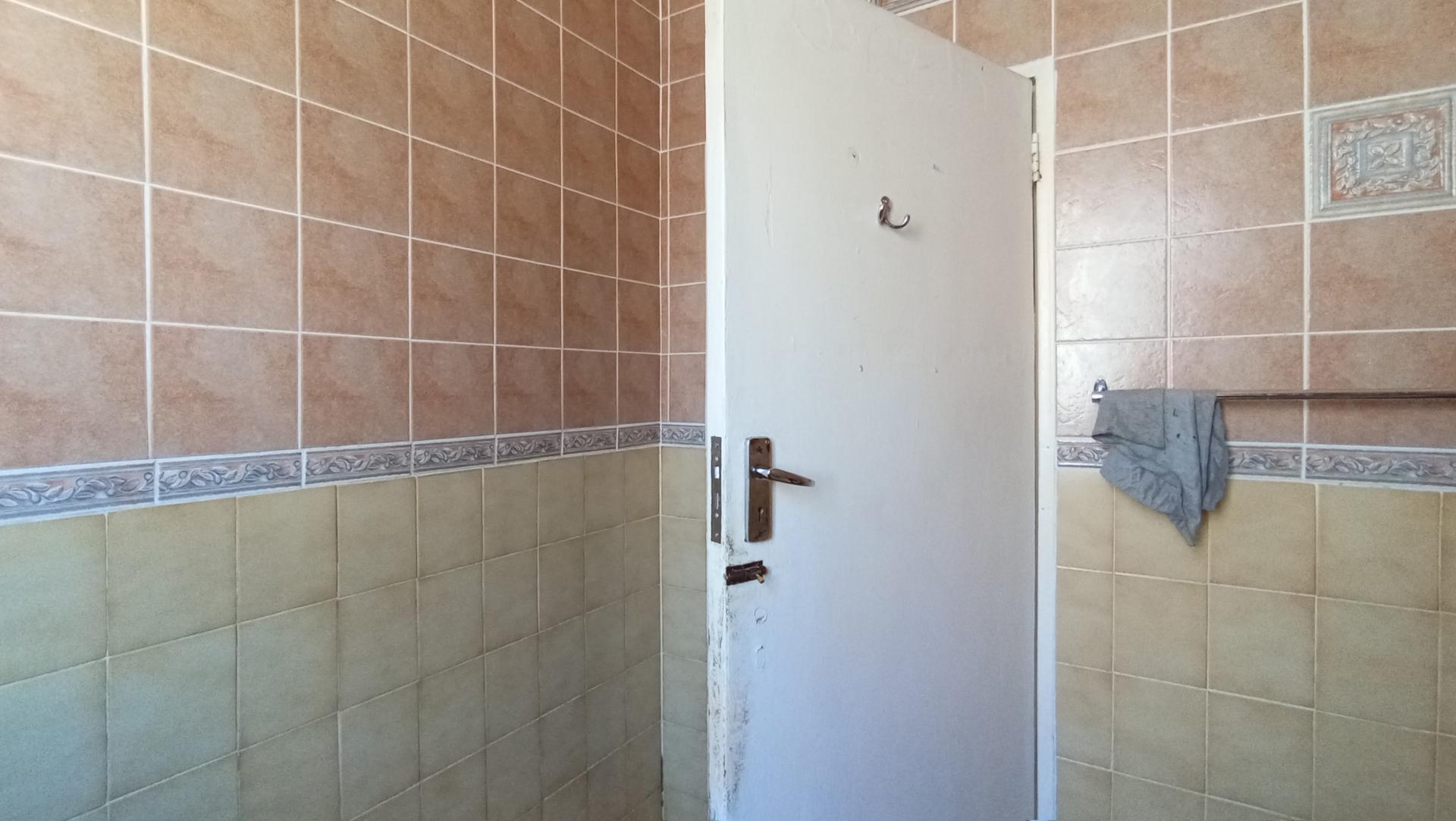 Bathroom 1 - 6 square meters of property in Rosettenville