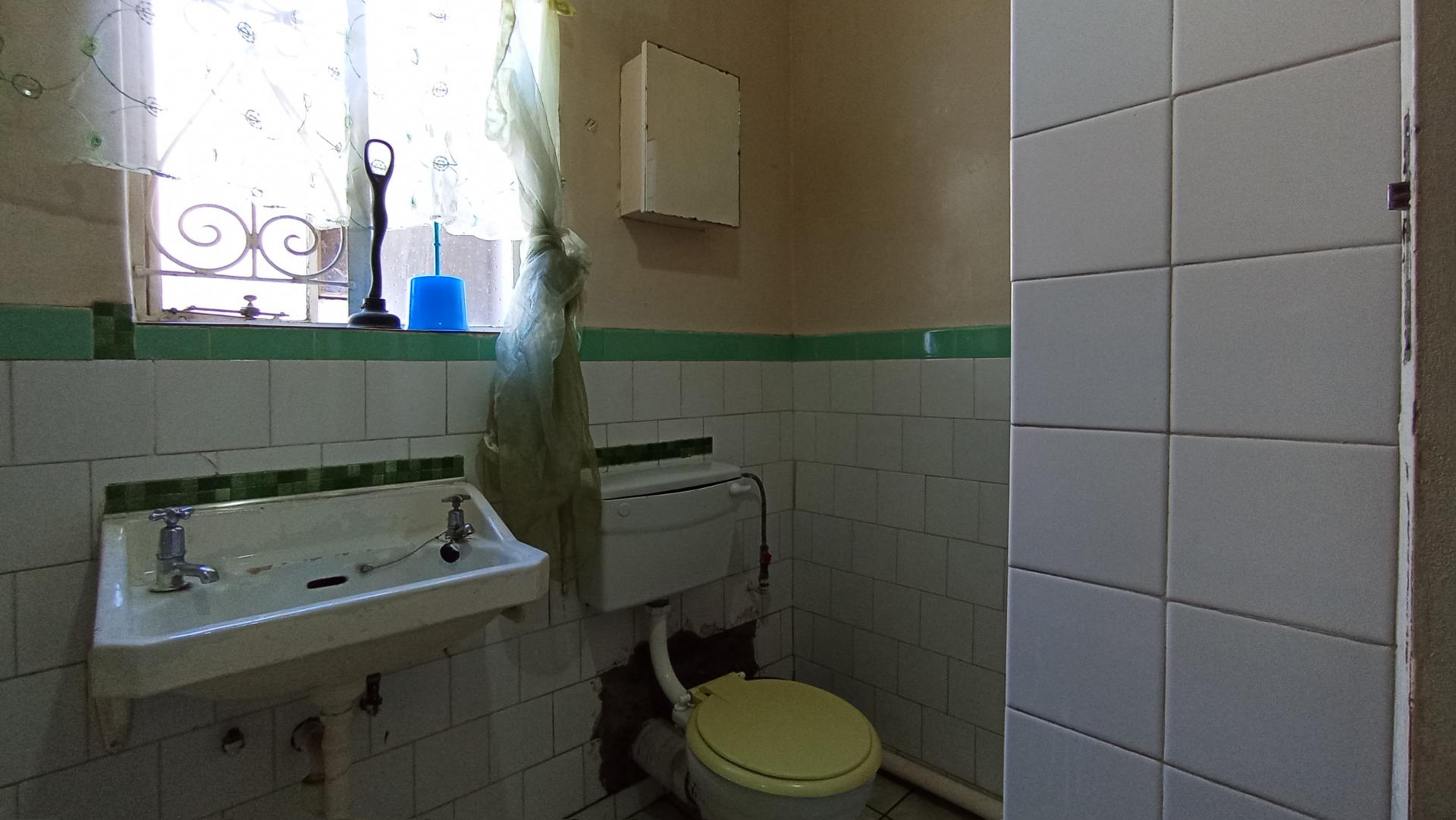 Bathroom 2 - 8 square meters of property in Rosettenville