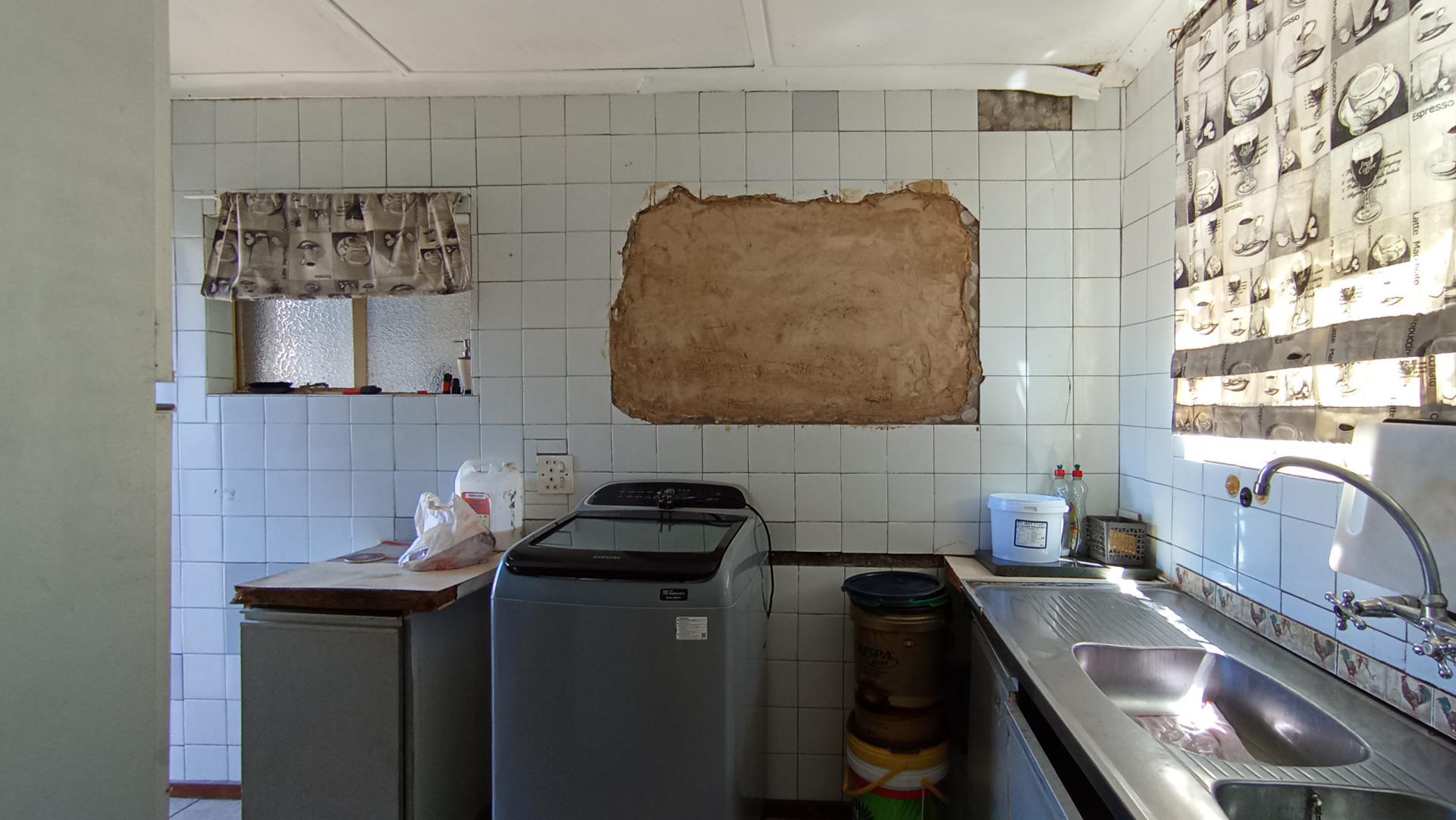 Scullery - 10 square meters of property in Rosettenville