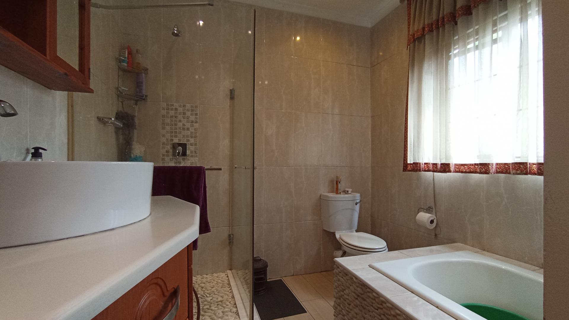 Main Bathroom - 9 square meters of property in Parkmore