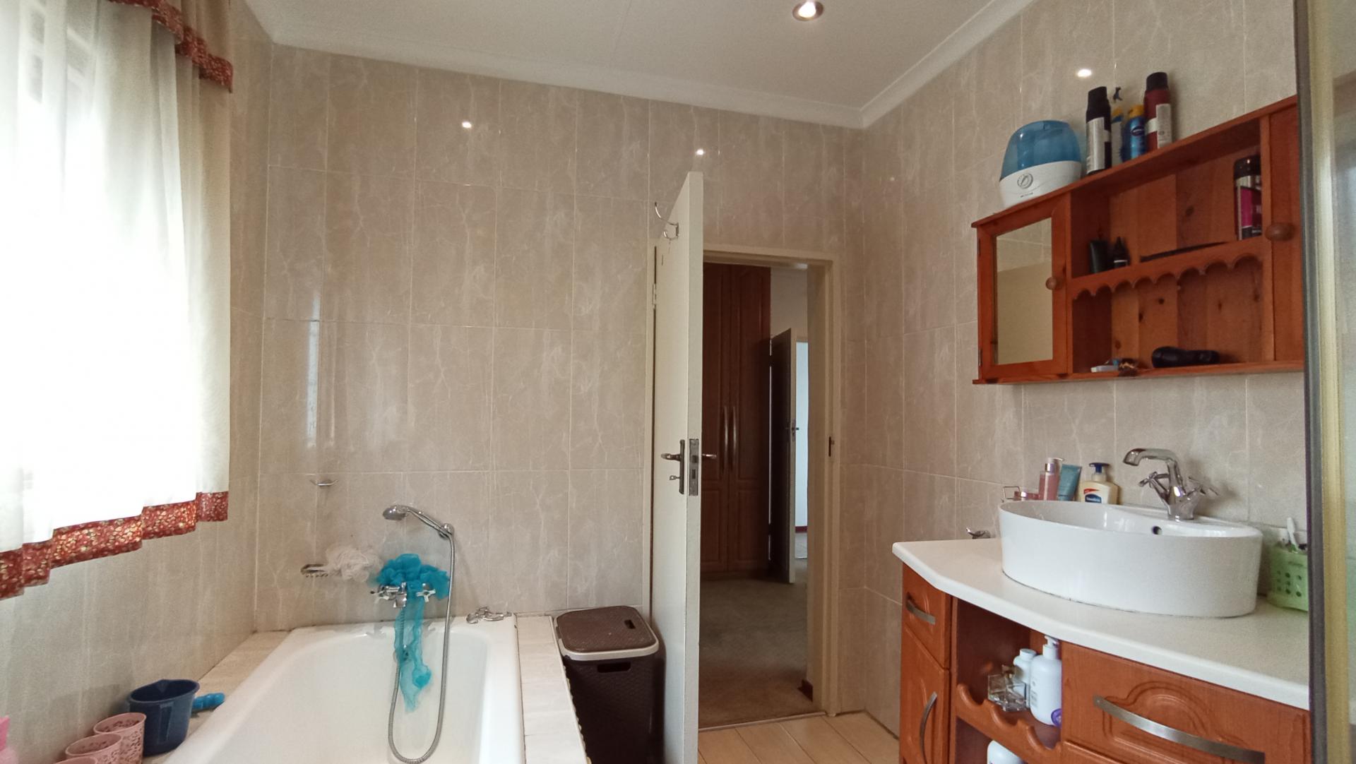 Main Bathroom - 9 square meters of property in Parkmore