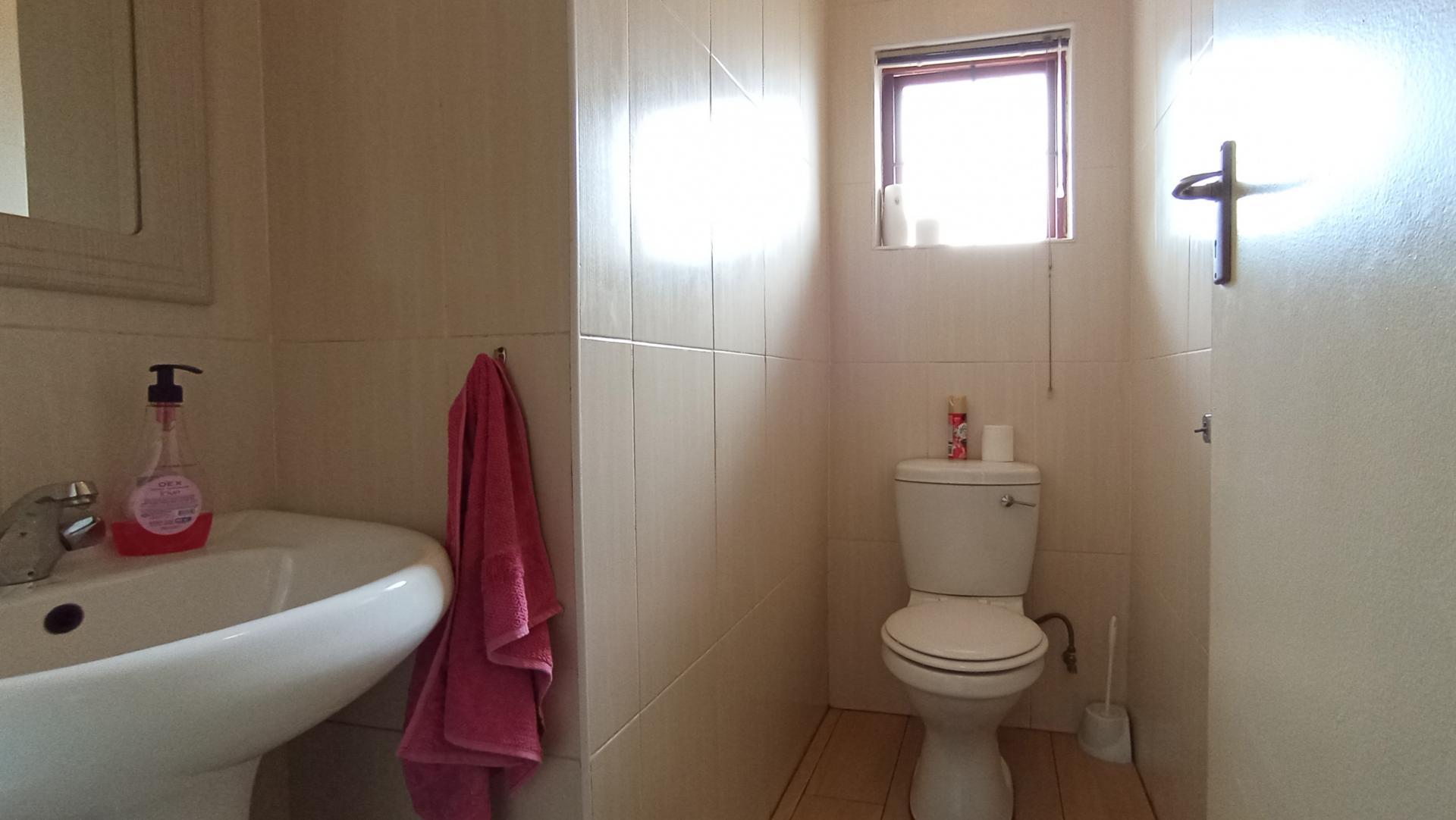 Bathroom 2 - 2 square meters of property in Parkmore