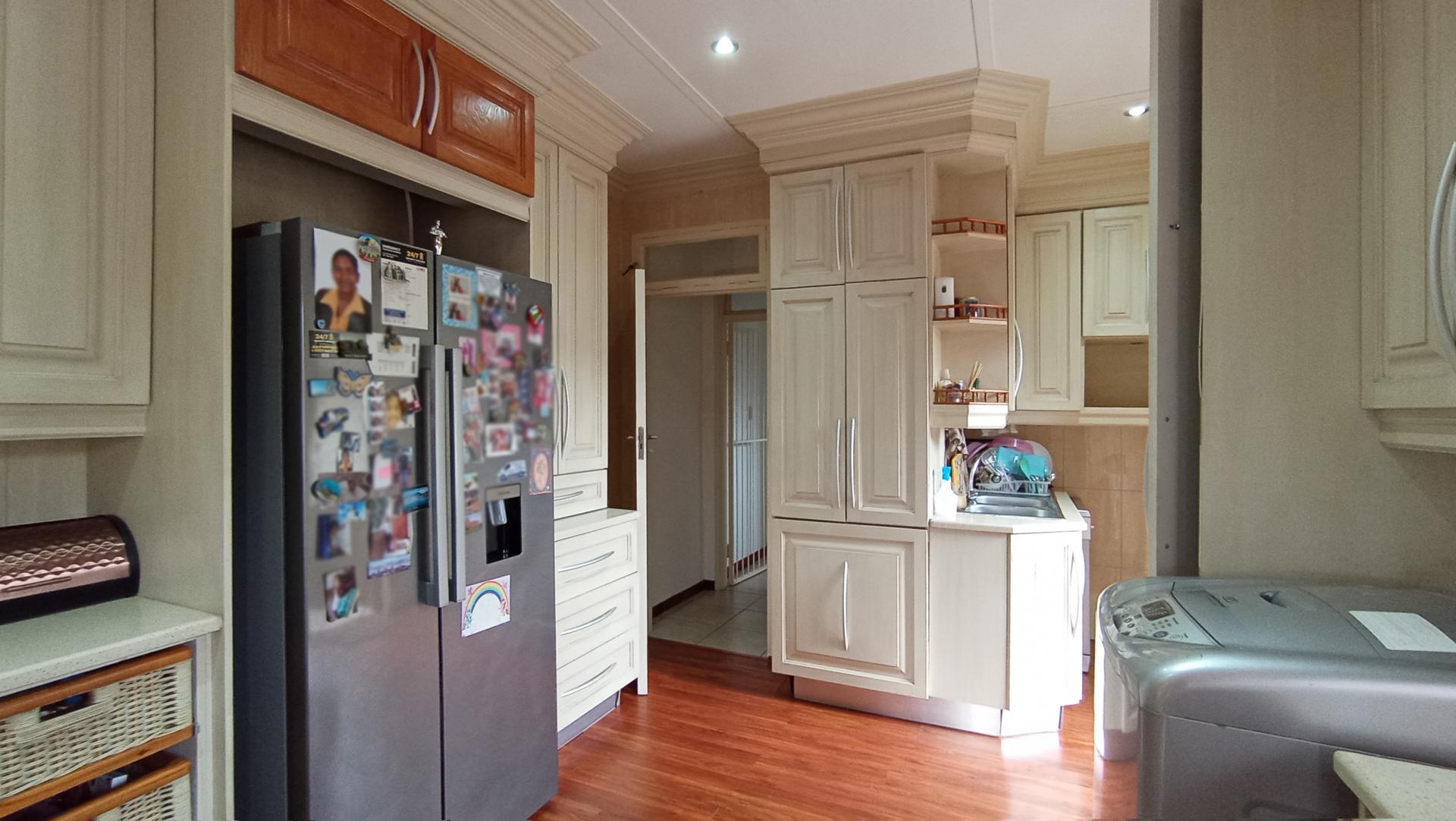 Kitchen - 17 square meters of property in Parkmore
