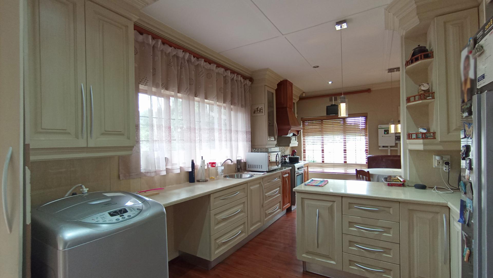Kitchen - 17 square meters of property in Parkmore