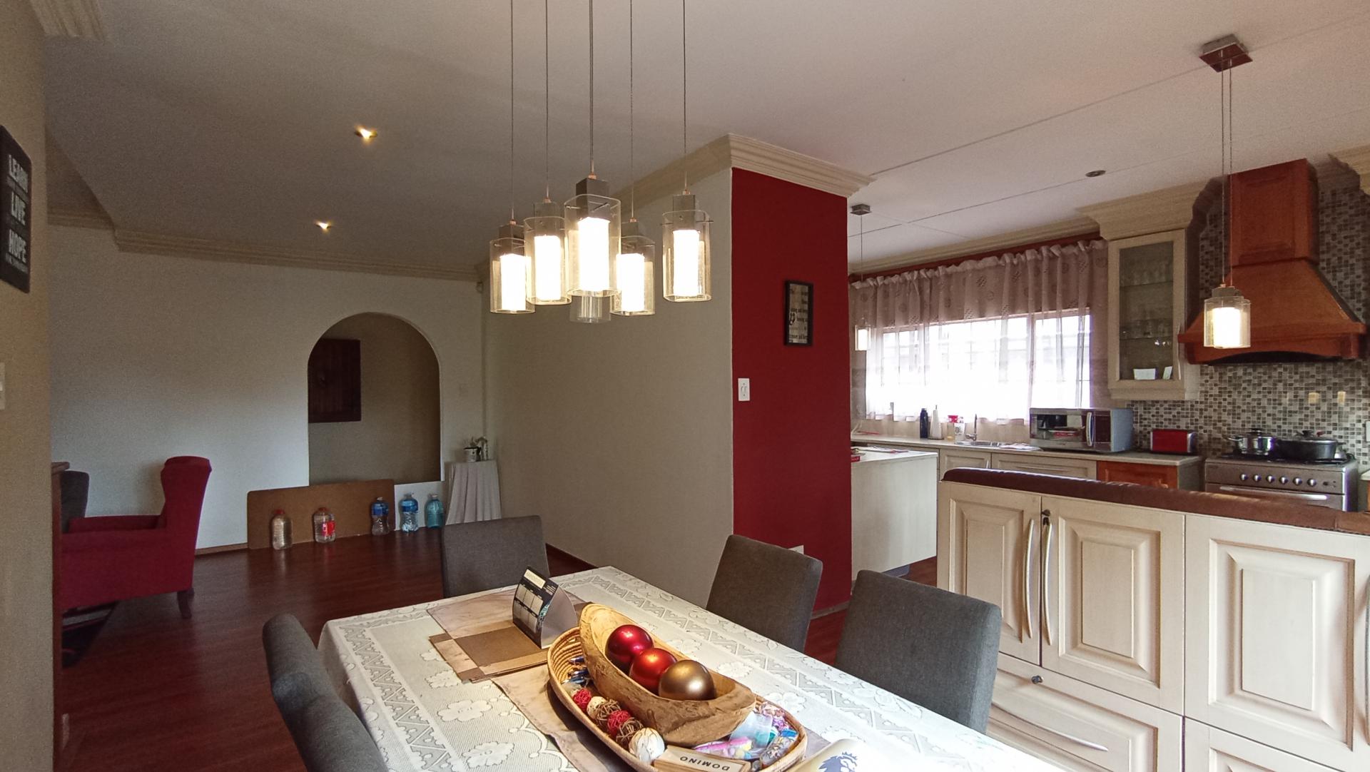 Dining Room - 16 square meters of property in Parkmore